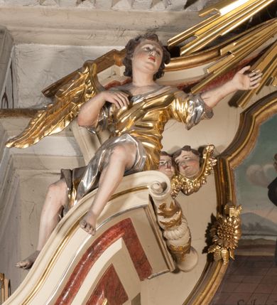 Zdjęcie nr 21: Nastawa architektoniczna, jednoosiowa, jednokondygnacyjna, ze zwieńczeniem, ustawiona na dwustrefowym cokole z wyodrębnionymi prostopadłościanami i konsolami. Ołtarz kamienny, prostopadłościenny, z kamienną mensą z portatylem. Antepedium kamienne, ujęte opaską, z rzeźbionymi maswerkami w polu. Nastawa flankowana parą opilastrowanych filarów, o kanelowanych trzonach i kapitelach kompozytowych, ustawionych pod kątem na zewnątrz, dekorowanych kwiatowymi zwisami, dźwigających pełne belkowanie wyłamane na ich osi oraz fragmenty falistego, przerwanego przyczółka z figurami aniołów. Na tle filarów ustawione figury św. Piotra i św. Pawła. Niemal całe pole główne wypełnione wnęką w formie stojącego prostokąta zamkniętego łukiem półkolistym nadwieszonym ujętą profilowaną ramą dekorowaną rocaille'm, z mniejszym obrazem Rodziny Marii ze św. Janem Chrzcicielem, w osobnej, profilowanej ramie. Nad nim, w partii belkowania rocaille'owy kartusz z napisem „REGNI / ET PROTECTORIBUS”. Zwieńczenie w formie leżącego prostokąta zamkniętego fragmentem falistego gzymsu. W polu obraz św. Jacka i bł. Czesława w kształcie trapezu o wklęsłych bokach, zamkniętego łukiem segmentowym nadwieszonym, ujęty ramą; flankowany dwiema parami uskrzydlonych główek anielskich. Zwieńczenie zamknięte medalionem z napisem „CHRISTI / FAMILIAE” w otoku z obłoków i uskrzydlonych główek anielskich, w glorii promienistej. Nastawa polichromowana w kolorze beżowym z detalami malowanymi na sposób imitujący jasnoróżowy marmur, ornamentyka i profile złocone. 
