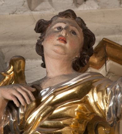 Zdjęcie nr 19: Nastawa architektoniczna, jednoosiowa, jednokondygnacyjna, ze zwieńczeniem, ustawiona na dwustrefowym cokole z wyodrębnionymi prostopadłościanami i konsolami. Ołtarz kamienny, prostopadłościenny, z kamienną mensą z portatylem. Antepedium kamienne, ujęte opaską, z rzeźbionymi maswerkami w polu. Nastawa flankowana parą opilastrowanych filarów, o kanelowanych trzonach i kapitelach kompozytowych, ustawionych pod kątem na zewnątrz, dekorowanych kwiatowymi zwisami, dźwigających pełne belkowanie wyłamane na ich osi oraz fragmenty falistego, przerwanego przyczółka z figurami aniołów. Na tle filarów ustawione figury św. Piotra i św. Pawła. Niemal całe pole główne wypełnione wnęką w formie stojącego prostokąta zamkniętego łukiem półkolistym nadwieszonym ujętą profilowaną ramą dekorowaną rocaille'm, z mniejszym obrazem Rodziny Marii ze św. Janem Chrzcicielem, w osobnej, profilowanej ramie. Nad nim, w partii belkowania rocaille'owy kartusz z napisem „REGNI / ET PROTECTORIBUS”. Zwieńczenie w formie leżącego prostokąta zamkniętego fragmentem falistego gzymsu. W polu obraz św. Jacka i bł. Czesława w kształcie trapezu o wklęsłych bokach, zamkniętego łukiem segmentowym nadwieszonym, ujęty ramą; flankowany dwiema parami uskrzydlonych główek anielskich. Zwieńczenie zamknięte medalionem z napisem „CHRISTI / FAMILIAE” w otoku z obłoków i uskrzydlonych główek anielskich, w glorii promienistej. Nastawa polichromowana w kolorze beżowym z detalami malowanymi na sposób imitujący jasnoróżowy marmur, ornamentyka i profile złocone. 
