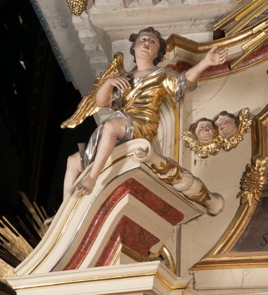 Zdjęcie nr 20: Nastawa architektoniczna, jednoosiowa, jednokondygnacyjna, ze zwieńczeniem, ustawiona na dwustrefowym cokole z wyodrębnionymi prostopadłościanami i konsolami. Ołtarz kamienny, prostopadłościenny, z kamienną mensą z portatylem. Antepedium kamienne, ujęte opaską, z rzeźbionymi maswerkami w polu. Nastawa flankowana parą opilastrowanych filarów, o kanelowanych trzonach i kapitelach kompozytowych, ustawionych pod kątem na zewnątrz, dekorowanych kwiatowymi zwisami, dźwigających pełne belkowanie wyłamane na ich osi oraz fragmenty falistego, przerwanego przyczółka z figurami aniołów. Na tle filarów ustawione figury św. Piotra i św. Pawła. Niemal całe pole główne wypełnione wnęką w formie stojącego prostokąta zamkniętego łukiem półkolistym nadwieszonym ujętą profilowaną ramą dekorowaną rocaille'm, z mniejszym obrazem Rodziny Marii ze św. Janem Chrzcicielem, w osobnej, profilowanej ramie. Nad nim, w partii belkowania rocaille'owy kartusz z napisem „REGNI / ET PROTECTORIBUS”. Zwieńczenie w formie leżącego prostokąta zamkniętego fragmentem falistego gzymsu. W polu obraz św. Jacka i bł. Czesława w kształcie trapezu o wklęsłych bokach, zamkniętego łukiem segmentowym nadwieszonym, ujęty ramą; flankowany dwiema parami uskrzydlonych główek anielskich. Zwieńczenie zamknięte medalionem z napisem „CHRISTI / FAMILIAE” w otoku z obłoków i uskrzydlonych główek anielskich, w glorii promienistej. Nastawa polichromowana w kolorze beżowym z detalami malowanymi na sposób imitujący jasnoróżowy marmur, ornamentyka i profile złocone. 
