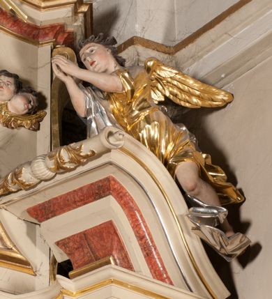 Zdjęcie nr 17: Nastawa architektoniczna, jednoosiowa, jednokondygnacyjna, ze zwieńczeniem, ustawiona na dwustrefowym cokole z wyodrębnionymi prostopadłościanami i konsolami. Ołtarz kamienny, prostopadłościenny, z kamienną mensą z portatylem. Antepedium kamienne, ujęte opaską, z rzeźbionymi maswerkami w polu. Nastawa flankowana parą opilastrowanych filarów, o kanelowanych trzonach i kapitelach kompozytowych, ustawionych pod kątem na zewnątrz, dekorowanych kwiatowymi zwisami, dźwigających pełne belkowanie wyłamane na ich osi oraz fragmenty falistego, przerwanego przyczółka z figurami aniołów. Na tle filarów ustawione figury św. Piotra i św. Pawła. Niemal całe pole główne wypełnione wnęką w formie stojącego prostokąta zamkniętego łukiem półkolistym nadwieszonym ujętą profilowaną ramą dekorowaną rocaille'm, z mniejszym obrazem Rodziny Marii ze św. Janem Chrzcicielem, w osobnej, profilowanej ramie. Nad nim, w partii belkowania rocaille'owy kartusz z napisem „REGNI / ET PROTECTORIBUS”. Zwieńczenie w formie leżącego prostokąta zamkniętego fragmentem falistego gzymsu. W polu obraz św. Jacka i bł. Czesława w kształcie trapezu o wklęsłych bokach, zamkniętego łukiem segmentowym nadwieszonym, ujęty ramą; flankowany dwiema parami uskrzydlonych główek anielskich. Zwieńczenie zamknięte medalionem z napisem „CHRISTI / FAMILIAE” w otoku z obłoków i uskrzydlonych główek anielskich, w glorii promienistej. Nastawa polichromowana w kolorze beżowym z detalami malowanymi na sposób imitujący jasnoróżowy marmur, ornamentyka i profile złocone. 
