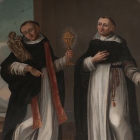 Zdjęcie nr 1: Obraz w formie zbliżonej do trapezu, o wklęsłych bokach i górnej krawędzi w formie łuku segmentowego z uskokiem. We wnętrzu ukazani w całej postaci dwa święci. Po lewej św. Jacek zwrócony frontalnie, w kontrapoście, z głową przechyloną na prawe ramię, w lewej ręce wysuniętej w bok trzyma puszkę na komunikanty w glorii, prawym ramieniem przytula figurę Matki Boskiej z Dzieciątkiem. Twarz ma pociągłą, o migdałowatych oczach, skierowanych w dół, prostym nosie i pełnych ustach, na głowie ma tonsurę. Ubrany jest w biały habit dominikański oraz czarny płaszcz z kapturem, podtrzymywany z przodu prawą ręką, na szyi ma zawieszoną czerwoną stułę. W prawej części obrazu bł. Czesław zwrócony w trzech czwartych w prawo, w kontrapoście, prawą rękę kładzie na piersi, lewą wyciąga w bok. Twarz ma pociągłą, o migdałowatych oczach, lekko garbatym nosie i pełnych ustach, na głowie ma tonsurę. Ubrany jest w biały habit, przepasany w talii, z różańcem przy boku oraz czarny płaszcz z kapturem. Na jego lewej nodze znajduje się ognista kula. Postacie ukazane we wnętrzu z szarymi ścianami oraz prześwitem w lewej części z widocznym w oddali pejzażem. W dolnej części obrazu napisy „S(więty) Jacek” i „S(więty) Czesław”. Obraz ujęty profilowaną ramą dekorowaną kwiatami słonecznika. 

