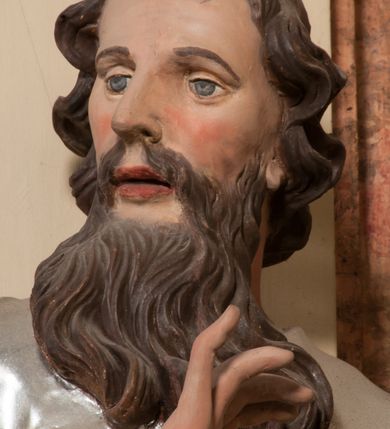 Zdjęcie nr 6: Figura drążona z tyłu, ustawiona na nieregularnej podstawie. Święty zwrócony frontalnie, z głową skierowaną w prawo, w kontrapoście, o esowato wygiętej sylwetce. W lewej, wyciągniętej w bok ręce trzyma miecz skierowany ostrzem w dół, prawą, ugiętą, unosi na tle piersi. Twarz ma pociągłą, o migdałowatych, blisko siebie osadzonych oczach, lekko garbatym nosie oraz pełnych, rozchylonych ustach. Okolona jest długą, falowaną brodą, opadającą na pierś oraz krótkimi, kręconymi, brązowymi włosami. Ubrany jest w srebrzoną tunikę, przepasaną w talii oraz złocony płaszcz z czerwoną podszewką, zarzucony na prawe ramię i opadający na lewa nogę. Polichromia ciała naturalistyczna.

