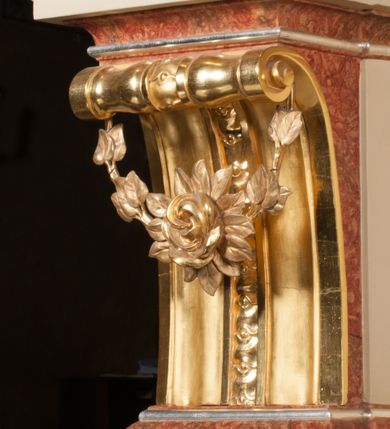 Zdjęcie nr 10: Figura drążona z tyłu, ustawiona na nieregularnej podstawie. Święty zwrócony frontalnie, z głową skierowaną w prawo, w kontrapoście, o esowato wygiętej sylwetce. W lewej, wyciągniętej w bok ręce trzyma miecz skierowany ostrzem w dół, prawą, ugiętą, unosi na tle piersi. Twarz ma pociągłą, o migdałowatych, blisko siebie osadzonych oczach, lekko garbatym nosie oraz pełnych, rozchylonych ustach. Okolona jest długą, falowaną brodą, opadającą na pierś oraz krótkimi, kręconymi, brązowymi włosami. Ubrany jest w srebrzoną tunikę, przepasaną w talii oraz złocony płaszcz z czerwoną podszewką, zarzucony na prawe ramię i opadający na lewa nogę. Polichromia ciała naturalistyczna.

