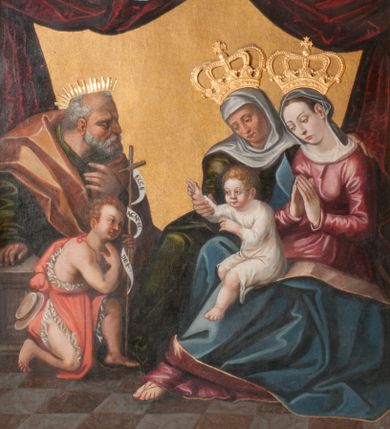 Zdjęcie nr 1: Obraz w formie stojącego prostokąta zamkniętego łukiem półkolistym nadwieszonym z przedstawieniem Rodziny Marii i św. Janem Chrzcicielem. Po prawej stronie obrazu siedzące obok siebie św. Anna i Maria z Dzieciątkiem, zwrócone w trzech czwartych w prawo. Maria z pochyloną głową, dłonie ma złożone w geście modlitwy, lewą nogę wysuniętą do przodu. Twarz ma owalną, o łagodnych, młodzieńczych rysach, okoloną brązowymi włosami, ukrytymi pod welonem. Ubrana jest w ciemnoróżową suknię oraz niebieski płaszcz z żółtą podszewką zarzucony na prawe ramię i opadający na kolana, na głowie i wokół szyi ma biały welon. Na jej kolanie siedzi Dzieciątko Jezus, lekko pochylone z uniesionymi obiema rękami, prawą rękę ma podtrzymywaną przez św. Annę, a dłoń w geście błogosławieństwa. Twarz ma pełną, o pucołowatych policzkach, okoloną krótkimi, kręconymi, jasnymi włosami. Ubrane jest w białą tunikę lamowaną koronką. Anna lekko pochylona w przód, lewą ręką obejmuje Marię, prawą podtrzymuje dłoń Dzieciątka. Twarz ma o starczych, łagodnych rysach. Ubrana jest w zieloną suknię oraz biały welon z podwiką. Obie razem z Marią mają na głowach aplikowane korony zamknięte. W lewej części obrazu klęczący przed nimi św. Joachim i św. Jan Chrzciciel. Ten ostatni ukazany jako dziecko, klęczy na prawym kolanie, lekko pochylony, w lewej ręce trzyma laskę zakończoną krzyżem z banderolą z napisem „ECCE AGNVS DEI”, prawą kładzie na piersi. Twarz ma pełną o pucołowatych policzkach, okoloną jasnymi, kręconymi, krótkimi włosami. Ubrany jest w pomarańczowo-różową melotę. Święty Joachim klęczy pochylony za nim, prawą rękę opiera na postumencie, lewą kładzie na piersi. Twarz ma o starczych rysach, okoloną siwą brodą i włosami, nad głową aplikowana gloria promienista. Ubrany jest w zieloną tunikę oraz pomarańczowy płaszcz zarzucony na ramiona. Postacie znajdują się we wnętrzu z szachownicową posadzką oraz upiętymi po bokach czerwonymi draperiami. W górnej części obrazu, pośród obłoków ukazane półpostacie czterech aniołów, ubranych w kolorowe tuniki, z których dwa trzymają otwarte księgi. Tło złocone. 

