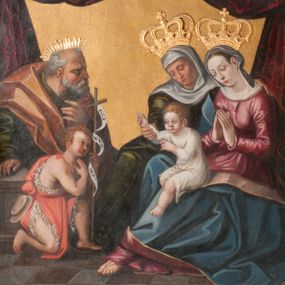 Zdjęcie nr 1: Obraz w formie stojącego prostokąta zamkniętego łukiem półkolistym nadwieszonym z przedstawieniem Rodziny Marii i św. Janem Chrzcicielem. Po prawej stronie obrazu siedzące obok siebie św. Anna i Maria z Dzieciątkiem, zwrócone w trzech czwartych w prawo. Maria z pochyloną głową, dłonie ma złożone w geście modlitwy, lewą nogę wysuniętą do przodu. Twarz ma owalną, o łagodnych, młodzieńczych rysach, okoloną brązowymi włosami, ukrytymi pod welonem. Ubrana jest w ciemnoróżową suknię oraz niebieski płaszcz z żółtą podszewką zarzucony na prawe ramię i opadający na kolana, na głowie i wokół szyi ma biały welon. Na jej kolanie siedzi Dzieciątko Jezus, lekko pochylone z uniesionymi obiema rękami, prawą rękę ma podtrzymywaną przez św. Annę, a dłoń w geście błogosławieństwa. Twarz ma pełną, o pucołowatych policzkach, okoloną krótkimi, kręconymi, jasnymi włosami. Ubrane jest w białą tunikę lamowaną koronką. Anna lekko pochylona w przód, lewą ręką obejmuje Marię, prawą podtrzymuje dłoń Dzieciątka. Twarz ma o starczych, łagodnych rysach. Ubrana jest w zieloną suknię oraz biały welon z podwiką. Obie razem z Marią mają na głowach aplikowane korony zamknięte. W lewej części obrazu klęczący przed nimi św. Joachim i św. Jan Chrzciciel. Ten ostatni ukazany jako dziecko, klęczy na prawym kolanie, lekko pochylony, w lewej ręce trzyma laskę zakończoną krzyżem z banderolą z napisem „ECCE AGNVS DEI”, prawą kładzie na piersi. Twarz ma pełną o pucołowatych policzkach, okoloną jasnymi, kręconymi, krótkimi włosami. Ubrany jest w pomarańczowo-różową melotę. Święty Joachim klęczy pochylony za nim, prawą rękę opiera na postumencie, lewą kładzie na piersi. Twarz ma o starczych rysach, okoloną siwą brodą i włosami, nad głową aplikowana gloria promienista. Ubrany jest w zieloną tunikę oraz pomarańczowy płaszcz zarzucony na ramiona. Postacie znajdują się we wnętrzu z szachownicową posadzką oraz upiętymi po bokach czerwonymi draperiami. W górnej części obrazu, pośród obłoków ukazane półpostacie czterech aniołów, ubranych w kolorowe tuniki, z których dwa trzymają otwarte księgi. Tło złocone. 

