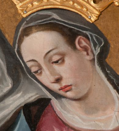 Zdjęcie nr 10: Obraz w formie stojącego prostokąta zamkniętego łukiem półkolistym nadwieszonym z przedstawieniem Rodziny Marii i św. Janem Chrzcicielem. Po prawej stronie obrazu siedzące obok siebie św. Anna i Maria z Dzieciątkiem, zwrócone w trzech czwartych w prawo. Maria z pochyloną głową, dłonie ma złożone w geście modlitwy, lewą nogę wysuniętą do przodu. Twarz ma owalną, o łagodnych, młodzieńczych rysach, okoloną brązowymi włosami, ukrytymi pod welonem. Ubrana jest w ciemnoróżową suknię oraz niebieski płaszcz z żółtą podszewką zarzucony na prawe ramię i opadający na kolana, na głowie i wokół szyi ma biały welon. Na jej kolanie siedzi Dzieciątko Jezus, lekko pochylone z uniesionymi obiema rękami, prawą rękę ma podtrzymywaną przez św. Annę, a dłoń w geście błogosławieństwa. Twarz ma pełną, o pucołowatych policzkach, okoloną krótkimi, kręconymi, jasnymi włosami. Ubrane jest w białą tunikę lamowaną koronką. Anna lekko pochylona w przód, lewą ręką obejmuje Marię, prawą podtrzymuje dłoń Dzieciątka. Twarz ma o starczych, łagodnych rysach. Ubrana jest w zieloną suknię oraz biały welon z podwiką. Obie razem z Marią mają na głowach aplikowane korony zamknięte. W lewej części obrazu klęczący przed nimi św. Joachim i św. Jan Chrzciciel. Ten ostatni ukazany jako dziecko, klęczy na prawym kolanie, lekko pochylony, w lewej ręce trzyma laskę zakończoną krzyżem z banderolą z napisem „ECCE AGNVS DEI”, prawą kładzie na piersi. Twarz ma pełną o pucołowatych policzkach, okoloną jasnymi, kręconymi, krótkimi włosami. Ubrany jest w pomarańczowo-różową melotę. Święty Joachim klęczy pochylony za nim, prawą rękę opiera na postumencie, lewą kładzie na piersi. Twarz ma o starczych rysach, okoloną siwą brodą i włosami, nad głową aplikowana gloria promienista. Ubrany jest w zieloną tunikę oraz pomarańczowy płaszcz zarzucony na ramiona. Postacie znajdują się we wnętrzu z szachownicową posadzką oraz upiętymi po bokach czerwonymi draperiami. W górnej części obrazu, pośród obłoków ukazane półpostacie czterech aniołów, ubranych w kolorowe tuniki, z których dwa trzymają otwarte księgi. Tło złocone. 

