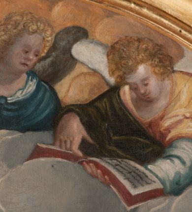 Zdjęcie nr 14: Obraz w formie stojącego prostokąta zamkniętego łukiem półkolistym nadwieszonym z przedstawieniem Rodziny Marii i św. Janem Chrzcicielem. Po prawej stronie obrazu siedzące obok siebie św. Anna i Maria z Dzieciątkiem, zwrócone w trzech czwartych w prawo. Maria z pochyloną głową, dłonie ma złożone w geście modlitwy, lewą nogę wysuniętą do przodu. Twarz ma owalną, o łagodnych, młodzieńczych rysach, okoloną brązowymi włosami, ukrytymi pod welonem. Ubrana jest w ciemnoróżową suknię oraz niebieski płaszcz z żółtą podszewką zarzucony na prawe ramię i opadający na kolana, na głowie i wokół szyi ma biały welon. Na jej kolanie siedzi Dzieciątko Jezus, lekko pochylone z uniesionymi obiema rękami, prawą rękę ma podtrzymywaną przez św. Annę, a dłoń w geście błogosławieństwa. Twarz ma pełną, o pucołowatych policzkach, okoloną krótkimi, kręconymi, jasnymi włosami. Ubrane jest w białą tunikę lamowaną koronką. Anna lekko pochylona w przód, lewą ręką obejmuje Marię, prawą podtrzymuje dłoń Dzieciątka. Twarz ma o starczych, łagodnych rysach. Ubrana jest w zieloną suknię oraz biały welon z podwiką. Obie razem z Marią mają na głowach aplikowane korony zamknięte. W lewej części obrazu klęczący przed nimi św. Joachim i św. Jan Chrzciciel. Ten ostatni ukazany jako dziecko, klęczy na prawym kolanie, lekko pochylony, w lewej ręce trzyma laskę zakończoną krzyżem z banderolą z napisem „ECCE AGNVS DEI”, prawą kładzie na piersi. Twarz ma pełną o pucołowatych policzkach, okoloną jasnymi, kręconymi, krótkimi włosami. Ubrany jest w pomarańczowo-różową melotę. Święty Joachim klęczy pochylony za nim, prawą rękę opiera na postumencie, lewą kładzie na piersi. Twarz ma o starczych rysach, okoloną siwą brodą i włosami, nad głową aplikowana gloria promienista. Ubrany jest w zieloną tunikę oraz pomarańczowy płaszcz zarzucony na ramiona. Postacie znajdują się we wnętrzu z szachownicową posadzką oraz upiętymi po bokach czerwonymi draperiami. W górnej części obrazu, pośród obłoków ukazane półpostacie czterech aniołów, ubranych w kolorowe tuniki, z których dwa trzymają otwarte księgi. Tło złocone. 

