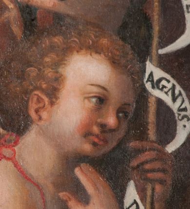 Zdjęcie nr 17: Obraz w formie stojącego prostokąta zamkniętego łukiem półkolistym nadwieszonym z przedstawieniem Rodziny Marii i św. Janem Chrzcicielem. Po prawej stronie obrazu siedzące obok siebie św. Anna i Maria z Dzieciątkiem, zwrócone w trzech czwartych w prawo. Maria z pochyloną głową, dłonie ma złożone w geście modlitwy, lewą nogę wysuniętą do przodu. Twarz ma owalną, o łagodnych, młodzieńczych rysach, okoloną brązowymi włosami, ukrytymi pod welonem. Ubrana jest w ciemnoróżową suknię oraz niebieski płaszcz z żółtą podszewką zarzucony na prawe ramię i opadający na kolana, na głowie i wokół szyi ma biały welon. Na jej kolanie siedzi Dzieciątko Jezus, lekko pochylone z uniesionymi obiema rękami, prawą rękę ma podtrzymywaną przez św. Annę, a dłoń w geście błogosławieństwa. Twarz ma pełną, o pucołowatych policzkach, okoloną krótkimi, kręconymi, jasnymi włosami. Ubrane jest w białą tunikę lamowaną koronką. Anna lekko pochylona w przód, lewą ręką obejmuje Marię, prawą podtrzymuje dłoń Dzieciątka. Twarz ma o starczych, łagodnych rysach. Ubrana jest w zieloną suknię oraz biały welon z podwiką. Obie razem z Marią mają na głowach aplikowane korony zamknięte. W lewej części obrazu klęczący przed nimi św. Joachim i św. Jan Chrzciciel. Ten ostatni ukazany jako dziecko, klęczy na prawym kolanie, lekko pochylony, w lewej ręce trzyma laskę zakończoną krzyżem z banderolą z napisem „ECCE AGNVS DEI”, prawą kładzie na piersi. Twarz ma pełną o pucołowatych policzkach, okoloną jasnymi, kręconymi, krótkimi włosami. Ubrany jest w pomarańczowo-różową melotę. Święty Joachim klęczy pochylony za nim, prawą rękę opiera na postumencie, lewą kładzie na piersi. Twarz ma o starczych rysach, okoloną siwą brodą i włosami, nad głową aplikowana gloria promienista. Ubrany jest w zieloną tunikę oraz pomarańczowy płaszcz zarzucony na ramiona. Postacie znajdują się we wnętrzu z szachownicową posadzką oraz upiętymi po bokach czerwonymi draperiami. W górnej części obrazu, pośród obłoków ukazane półpostacie czterech aniołów, ubranych w kolorowe tuniki, z których dwa trzymają otwarte księgi. Tło złocone. 

