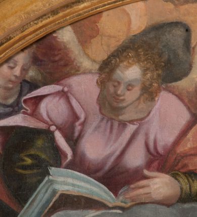 Zdjęcie nr 13: Obraz w formie stojącego prostokąta zamkniętego łukiem półkolistym nadwieszonym z przedstawieniem Rodziny Marii i św. Janem Chrzcicielem. Po prawej stronie obrazu siedzące obok siebie św. Anna i Maria z Dzieciątkiem, zwrócone w trzech czwartych w prawo. Maria z pochyloną głową, dłonie ma złożone w geście modlitwy, lewą nogę wysuniętą do przodu. Twarz ma owalną, o łagodnych, młodzieńczych rysach, okoloną brązowymi włosami, ukrytymi pod welonem. Ubrana jest w ciemnoróżową suknię oraz niebieski płaszcz z żółtą podszewką zarzucony na prawe ramię i opadający na kolana, na głowie i wokół szyi ma biały welon. Na jej kolanie siedzi Dzieciątko Jezus, lekko pochylone z uniesionymi obiema rękami, prawą rękę ma podtrzymywaną przez św. Annę, a dłoń w geście błogosławieństwa. Twarz ma pełną, o pucołowatych policzkach, okoloną krótkimi, kręconymi, jasnymi włosami. Ubrane jest w białą tunikę lamowaną koronką. Anna lekko pochylona w przód, lewą ręką obejmuje Marię, prawą podtrzymuje dłoń Dzieciątka. Twarz ma o starczych, łagodnych rysach. Ubrana jest w zieloną suknię oraz biały welon z podwiką. Obie razem z Marią mają na głowach aplikowane korony zamknięte. W lewej części obrazu klęczący przed nimi św. Joachim i św. Jan Chrzciciel. Ten ostatni ukazany jako dziecko, klęczy na prawym kolanie, lekko pochylony, w lewej ręce trzyma laskę zakończoną krzyżem z banderolą z napisem „ECCE AGNVS DEI”, prawą kładzie na piersi. Twarz ma pełną o pucołowatych policzkach, okoloną jasnymi, kręconymi, krótkimi włosami. Ubrany jest w pomarańczowo-różową melotę. Święty Joachim klęczy pochylony za nim, prawą rękę opiera na postumencie, lewą kładzie na piersi. Twarz ma o starczych rysach, okoloną siwą brodą i włosami, nad głową aplikowana gloria promienista. Ubrany jest w zieloną tunikę oraz pomarańczowy płaszcz zarzucony na ramiona. Postacie znajdują się we wnętrzu z szachownicową posadzką oraz upiętymi po bokach czerwonymi draperiami. W górnej części obrazu, pośród obłoków ukazane półpostacie czterech aniołów, ubranych w kolorowe tuniki, z których dwa trzymają otwarte księgi. Tło złocone. 

