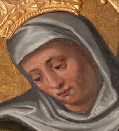 Zdjęcie nr 7: Obraz w formie stojącego prostokąta zamkniętego łukiem półkolistym nadwieszonym z przedstawieniem Rodziny Marii i św. Janem Chrzcicielem. Po prawej stronie obrazu siedzące obok siebie św. Anna i Maria z Dzieciątkiem, zwrócone w trzech czwartych w prawo. Maria z pochyloną głową, dłonie ma złożone w geście modlitwy, lewą nogę wysuniętą do przodu. Twarz ma owalną, o łagodnych, młodzieńczych rysach, okoloną brązowymi włosami, ukrytymi pod welonem. Ubrana jest w ciemnoróżową suknię oraz niebieski płaszcz z żółtą podszewką zarzucony na prawe ramię i opadający na kolana, na głowie i wokół szyi ma biały welon. Na jej kolanie siedzi Dzieciątko Jezus, lekko pochylone z uniesionymi obiema rękami, prawą rękę ma podtrzymywaną przez św. Annę, a dłoń w geście błogosławieństwa. Twarz ma pełną, o pucołowatych policzkach, okoloną krótkimi, kręconymi, jasnymi włosami. Ubrane jest w białą tunikę lamowaną koronką. Anna lekko pochylona w przód, lewą ręką obejmuje Marię, prawą podtrzymuje dłoń Dzieciątka. Twarz ma o starczych, łagodnych rysach. Ubrana jest w zieloną suknię oraz biały welon z podwiką. Obie razem z Marią mają na głowach aplikowane korony zamknięte. W lewej części obrazu klęczący przed nimi św. Joachim i św. Jan Chrzciciel. Ten ostatni ukazany jako dziecko, klęczy na prawym kolanie, lekko pochylony, w lewej ręce trzyma laskę zakończoną krzyżem z banderolą z napisem „ECCE AGNVS DEI”, prawą kładzie na piersi. Twarz ma pełną o pucołowatych policzkach, okoloną jasnymi, kręconymi, krótkimi włosami. Ubrany jest w pomarańczowo-różową melotę. Święty Joachim klęczy pochylony za nim, prawą rękę opiera na postumencie, lewą kładzie na piersi. Twarz ma o starczych rysach, okoloną siwą brodą i włosami, nad głową aplikowana gloria promienista. Ubrany jest w zieloną tunikę oraz pomarańczowy płaszcz zarzucony na ramiona. Postacie znajdują się we wnętrzu z szachownicową posadzką oraz upiętymi po bokach czerwonymi draperiami. W górnej części obrazu, pośród obłoków ukazane półpostacie czterech aniołów, ubranych w kolorowe tuniki, z których dwa trzymają otwarte księgi. Tło złocone. 

