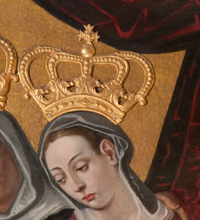 Zdjęcie nr 8: Obraz w formie stojącego prostokąta zamkniętego łukiem półkolistym nadwieszonym z przedstawieniem Rodziny Marii i św. Janem Chrzcicielem. Po prawej stronie obrazu siedzące obok siebie św. Anna i Maria z Dzieciątkiem, zwrócone w trzech czwartych w prawo. Maria z pochyloną głową, dłonie ma złożone w geście modlitwy, lewą nogę wysuniętą do przodu. Twarz ma owalną, o łagodnych, młodzieńczych rysach, okoloną brązowymi włosami, ukrytymi pod welonem. Ubrana jest w ciemnoróżową suknię oraz niebieski płaszcz z żółtą podszewką zarzucony na prawe ramię i opadający na kolana, na głowie i wokół szyi ma biały welon. Na jej kolanie siedzi Dzieciątko Jezus, lekko pochylone z uniesionymi obiema rękami, prawą rękę ma podtrzymywaną przez św. Annę, a dłoń w geście błogosławieństwa. Twarz ma pełną, o pucołowatych policzkach, okoloną krótkimi, kręconymi, jasnymi włosami. Ubrane jest w białą tunikę lamowaną koronką. Anna lekko pochylona w przód, lewą ręką obejmuje Marię, prawą podtrzymuje dłoń Dzieciątka. Twarz ma o starczych, łagodnych rysach. Ubrana jest w zieloną suknię oraz biały welon z podwiką. Obie razem z Marią mają na głowach aplikowane korony zamknięte. W lewej części obrazu klęczący przed nimi św. Joachim i św. Jan Chrzciciel. Ten ostatni ukazany jako dziecko, klęczy na prawym kolanie, lekko pochylony, w lewej ręce trzyma laskę zakończoną krzyżem z banderolą z napisem „ECCE AGNVS DEI”, prawą kładzie na piersi. Twarz ma pełną o pucołowatych policzkach, okoloną jasnymi, kręconymi, krótkimi włosami. Ubrany jest w pomarańczowo-różową melotę. Święty Joachim klęczy pochylony za nim, prawą rękę opiera na postumencie, lewą kładzie na piersi. Twarz ma o starczych rysach, okoloną siwą brodą i włosami, nad głową aplikowana gloria promienista. Ubrany jest w zieloną tunikę oraz pomarańczowy płaszcz zarzucony na ramiona. Postacie znajdują się we wnętrzu z szachownicową posadzką oraz upiętymi po bokach czerwonymi draperiami. W górnej części obrazu, pośród obłoków ukazane półpostacie czterech aniołów, ubranych w kolorowe tuniki, z których dwa trzymają otwarte księgi. Tło złocone. 

