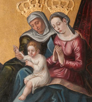 Zdjęcie nr 3: Obraz w formie stojącego prostokąta zamkniętego łukiem półkolistym nadwieszonym z przedstawieniem Rodziny Marii i św. Janem Chrzcicielem. Po prawej stronie obrazu siedzące obok siebie św. Anna i Maria z Dzieciątkiem, zwrócone w trzech czwartych w prawo. Maria z pochyloną głową, dłonie ma złożone w geście modlitwy, lewą nogę wysuniętą do przodu. Twarz ma owalną, o łagodnych, młodzieńczych rysach, okoloną brązowymi włosami, ukrytymi pod welonem. Ubrana jest w ciemnoróżową suknię oraz niebieski płaszcz z żółtą podszewką zarzucony na prawe ramię i opadający na kolana, na głowie i wokół szyi ma biały welon. Na jej kolanie siedzi Dzieciątko Jezus, lekko pochylone z uniesionymi obiema rękami, prawą rękę ma podtrzymywaną przez św. Annę, a dłoń w geście błogosławieństwa. Twarz ma pełną, o pucołowatych policzkach, okoloną krótkimi, kręconymi, jasnymi włosami. Ubrane jest w białą tunikę lamowaną koronką. Anna lekko pochylona w przód, lewą ręką obejmuje Marię, prawą podtrzymuje dłoń Dzieciątka. Twarz ma o starczych, łagodnych rysach. Ubrana jest w zieloną suknię oraz biały welon z podwiką. Obie razem z Marią mają na głowach aplikowane korony zamknięte. W lewej części obrazu klęczący przed nimi św. Joachim i św. Jan Chrzciciel. Ten ostatni ukazany jako dziecko, klęczy na prawym kolanie, lekko pochylony, w lewej ręce trzyma laskę zakończoną krzyżem z banderolą z napisem „ECCE AGNVS DEI”, prawą kładzie na piersi. Twarz ma pełną o pucołowatych policzkach, okoloną jasnymi, kręconymi, krótkimi włosami. Ubrany jest w pomarańczowo-różową melotę. Święty Joachim klęczy pochylony za nim, prawą rękę opiera na postumencie, lewą kładzie na piersi. Twarz ma o starczych rysach, okoloną siwą brodą i włosami, nad głową aplikowana gloria promienista. Ubrany jest w zieloną tunikę oraz pomarańczowy płaszcz zarzucony na ramiona. Postacie znajdują się we wnętrzu z szachownicową posadzką oraz upiętymi po bokach czerwonymi draperiami. W górnej części obrazu, pośród obłoków ukazane półpostacie czterech aniołów, ubranych w kolorowe tuniki, z których dwa trzymają otwarte księgi. Tło złocone. 

