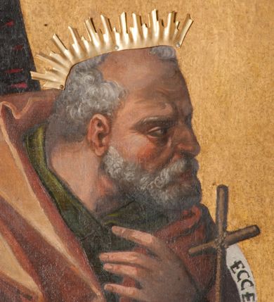 Zdjęcie nr 11: Obraz w formie stojącego prostokąta zamkniętego łukiem półkolistym nadwieszonym z przedstawieniem Rodziny Marii i św. Janem Chrzcicielem. Po prawej stronie obrazu siedzące obok siebie św. Anna i Maria z Dzieciątkiem, zwrócone w trzech czwartych w prawo. Maria z pochyloną głową, dłonie ma złożone w geście modlitwy, lewą nogę wysuniętą do przodu. Twarz ma owalną, o łagodnych, młodzieńczych rysach, okoloną brązowymi włosami, ukrytymi pod welonem. Ubrana jest w ciemnoróżową suknię oraz niebieski płaszcz z żółtą podszewką zarzucony na prawe ramię i opadający na kolana, na głowie i wokół szyi ma biały welon. Na jej kolanie siedzi Dzieciątko Jezus, lekko pochylone z uniesionymi obiema rękami, prawą rękę ma podtrzymywaną przez św. Annę, a dłoń w geście błogosławieństwa. Twarz ma pełną, o pucołowatych policzkach, okoloną krótkimi, kręconymi, jasnymi włosami. Ubrane jest w białą tunikę lamowaną koronką. Anna lekko pochylona w przód, lewą ręką obejmuje Marię, prawą podtrzymuje dłoń Dzieciątka. Twarz ma o starczych, łagodnych rysach. Ubrana jest w zieloną suknię oraz biały welon z podwiką. Obie razem z Marią mają na głowach aplikowane korony zamknięte. W lewej części obrazu klęczący przed nimi św. Joachim i św. Jan Chrzciciel. Ten ostatni ukazany jako dziecko, klęczy na prawym kolanie, lekko pochylony, w lewej ręce trzyma laskę zakończoną krzyżem z banderolą z napisem „ECCE AGNVS DEI”, prawą kładzie na piersi. Twarz ma pełną o pucołowatych policzkach, okoloną jasnymi, kręconymi, krótkimi włosami. Ubrany jest w pomarańczowo-różową melotę. Święty Joachim klęczy pochylony za nim, prawą rękę opiera na postumencie, lewą kładzie na piersi. Twarz ma o starczych rysach, okoloną siwą brodą i włosami, nad głową aplikowana gloria promienista. Ubrany jest w zieloną tunikę oraz pomarańczowy płaszcz zarzucony na ramiona. Postacie znajdują się we wnętrzu z szachownicową posadzką oraz upiętymi po bokach czerwonymi draperiami. W górnej części obrazu, pośród obłoków ukazane półpostacie czterech aniołów, ubranych w kolorowe tuniki, z których dwa trzymają otwarte księgi. Tło złocone. 

