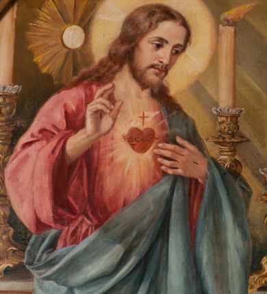 Zdjęcie nr 3: Obraz w formie stojącego prostokąta zamkniętego łukiem półkolistym nadwieszonym z przedstawieniem św. Małgorzaty klęczącej przed Chrystusem na tle ołtarza. Święta ukazana tyłem, zwrócona w trzech czwartych w prawo, z uniesioną głową i rozłożonymi na boki rękami. Ubrana jest w czarny habit przepasany w talii, z zawieszonym przy boku różańcem, na głowie ma czarny welon. Przed nią, pośród obłoków unosi się Chrystus, ukazany w całej postaci, zwrócony w trzech czwartych w lewo, z pochyloną głową. Prawą rękę unosi w geście błogosławieństwa, lewą wskazuje na unoszące się na tle jego piersi gorejące serce. Twarz ma pociągłą, o łagodnych rysach, okoloną krótką brodą i jasnymi włosami opadającymi na ramiona. Wokół głowy ma nimb zamknięty. Ubrany jest w jasnoróżową tunikę oraz przepasany diagonalnie przez lewe ramię jasnoniebieski płaszcz. Za Chrystusem ołtarz przykryty koronkowym obrusem, na którym stoi monstrancja i pięć lichtarzy z zapalonymi świecami. W tle obłoki i diagonalnie padające wiązki promieni. W lewym dolnym rogu sygnatura „A(ntoni) Zembaczyńsky / 1910”. Obraz ujęty profilowaną, złoconą ramą dekorowaną po bokach rocaille&#039;em. 
