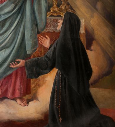 Zdjęcie nr 6: Obraz w formie stojącego prostokąta zamkniętego łukiem półkolistym nadwieszonym z przedstawieniem św. Małgorzaty klęczącej przed Chrystusem na tle ołtarza. Święta ukazana tyłem, zwrócona w trzech czwartych w prawo, z uniesioną głową i rozłożonymi na boki rękami. Ubrana jest w czarny habit przepasany w talii, z zawieszonym przy boku różańcem, na głowie ma czarny welon. Przed nią, pośród obłoków unosi się Chrystus, ukazany w całej postaci, zwrócony w trzech czwartych w lewo, z pochyloną głową. Prawą rękę unosi w geście błogosławieństwa, lewą wskazuje na unoszące się na tle jego piersi gorejące serce. Twarz ma pociągłą, o łagodnych rysach, okoloną krótką brodą i jasnymi włosami opadającymi na ramiona. Wokół głowy ma nimb zamknięty. Ubrany jest w jasnoróżową tunikę oraz przepasany diagonalnie przez lewe ramię jasnoniebieski płaszcz. Za Chrystusem ołtarz przykryty koronkowym obrusem, na którym stoi monstrancja i pięć lichtarzy z zapalonymi świecami. W tle obłoki i diagonalnie padające wiązki promieni. W lewym dolnym rogu sygnatura „A(ntoni) Zembaczyńsky / 1910”. Obraz ujęty profilowaną, złoconą ramą dekorowaną po bokach rocaille&#039;em. 
