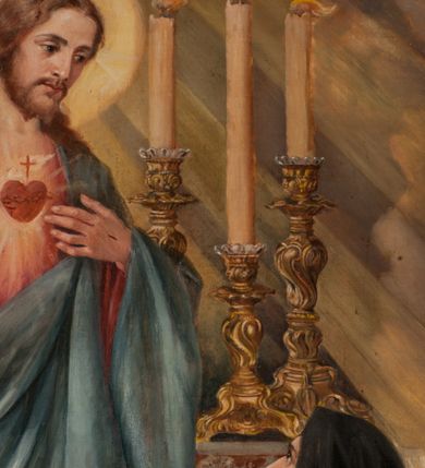 Zdjęcie nr 4: Obraz w formie stojącego prostokąta zamkniętego łukiem półkolistym nadwieszonym z przedstawieniem św. Małgorzaty klęczącej przed Chrystusem na tle ołtarza. Święta ukazana tyłem, zwrócona w trzech czwartych w prawo, z uniesioną głową i rozłożonymi na boki rękami. Ubrana jest w czarny habit przepasany w talii, z zawieszonym przy boku różańcem, na głowie ma czarny welon. Przed nią, pośród obłoków unosi się Chrystus, ukazany w całej postaci, zwrócony w trzech czwartych w lewo, z pochyloną głową. Prawą rękę unosi w geście błogosławieństwa, lewą wskazuje na unoszące się na tle jego piersi gorejące serce. Twarz ma pociągłą, o łagodnych rysach, okoloną krótką brodą i jasnymi włosami opadającymi na ramiona. Wokół głowy ma nimb zamknięty. Ubrany jest w jasnoróżową tunikę oraz przepasany diagonalnie przez lewe ramię jasnoniebieski płaszcz. Za Chrystusem ołtarz przykryty koronkowym obrusem, na którym stoi monstrancja i pięć lichtarzy z zapalonymi świecami. W tle obłoki i diagonalnie padające wiązki promieni. W lewym dolnym rogu sygnatura „A(ntoni) Zembaczyńsky / 1910”. Obraz ujęty profilowaną, złoconą ramą dekorowaną po bokach rocaille&#039;em. 
