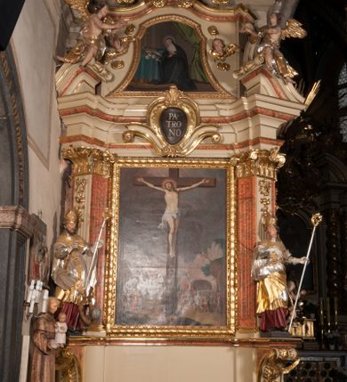 Zdjęcie nr 1: Nastawa architektoniczna, jednoosiowa, jednokondygnacyjna, ze zwieńczeniem, ustawiona na dwustrefowym cokole z wyodrębnionymi prostopadłościanami i konsolami. Ołtarz kamienny, prostopadłościenny, z kamienną mensą. Antepedium kamienne, ujęte opaską, podzielone dwoma kolumienkami na cokołach na trzy pola, każde wypełnione płaskorzeźbionymi kwiatami i prześwitami. Nastawa flankowana parą opilastrowanych filarów, o kanelowanych trzonach o kapitelach kompozytowych, ustawionych pod kątem na zewnątrz, dekorowanych kwiatowymi zwisami, dźwigających pełne belkowanie wyłamane na ich osi oraz fragmenty falistego, przerwanego przyczółka z figurami aniołów. Na tle filarów ustawione figury św. Stanisława i św. Wojciecha. Całe pole główne wypełnione wnęką w formie stojącego prostokąta ujętego ramą dekorowaną ornamentem geometrycznym, z obrazem Ukrzyżowania. Nad nim, w partii belkowania wolutowy kartusz z napisem „PA=/TRO=/NO”. Zwieńczenie w formie leżącego prostokąta zamkniętego fragmentem falistego gzymsu. W polu obraz św. Kingi w kształcie trapezu o wklęsłych bokach, zamkniętego łukiem segmentowym nadwieszonym, ujęty ramą; flankowany dwiema uskrzydlonymi główkami anielskimi. Zwieńczenie zamknięte wolutowym kartuszem przeplatanym tkaniną z napisem „RE=GNI”. Nastawa polichromowana w kolorze beżowym z detalami malowanymi na sposób imitujący jasnoróżowy marmur, ornamentyka i profile złocone. 
