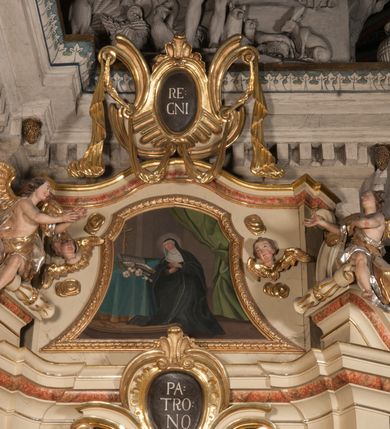 Zdjęcie nr 8: Nastawa architektoniczna, jednoosiowa, jednokondygnacyjna, ze zwieńczeniem, ustawiona na dwustrefowym cokole z wyodrębnionymi prostopadłościanami i konsolami. Ołtarz kamienny, prostopadłościenny, z kamienną mensą. Antepedium kamienne, ujęte opaską, podzielone dwoma kolumienkami na cokołach na trzy pola, każde wypełnione płaskorzeźbionymi kwiatami i prześwitami. Nastawa flankowana parą opilastrowanych filarów, o kanelowanych trzonach o kapitelach kompozytowych, ustawionych pod kątem na zewnątrz, dekorowanych kwiatowymi zwisami, dźwigających pełne belkowanie wyłamane na ich osi oraz fragmenty falistego, przerwanego przyczółka z figurami aniołów. Na tle filarów ustawione figury św. Stanisława i św. Wojciecha. Całe pole główne wypełnione wnęką w formie stojącego prostokąta ujętego ramą dekorowaną ornamentem geometrycznym, z obrazem Ukrzyżowania. Nad nim, w partii belkowania wolutowy kartusz z napisem „PA=/TRO=/NO”. Zwieńczenie w formie leżącego prostokąta zamkniętego fragmentem falistego gzymsu. W polu obraz św. Kingi w kształcie trapezu o wklęsłych bokach, zamkniętego łukiem segmentowym nadwieszonym, ujęty ramą; flankowany dwiema uskrzydlonymi główkami anielskimi. Zwieńczenie zamknięte wolutowym kartuszem przeplatanym tkaniną z napisem „RE=GNI”. Nastawa polichromowana w kolorze beżowym z detalami malowanymi na sposób imitujący jasnoróżowy marmur, ornamentyka i profile złocone. 
