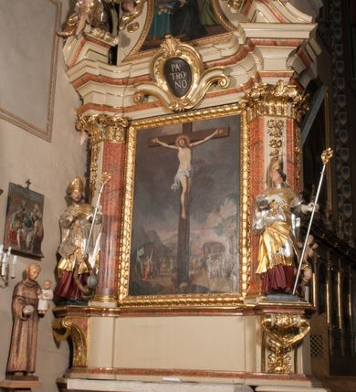 Zdjęcie nr 3: Nastawa architektoniczna, jednoosiowa, jednokondygnacyjna, ze zwieńczeniem, ustawiona na dwustrefowym cokole z wyodrębnionymi prostopadłościanami i konsolami. Ołtarz kamienny, prostopadłościenny, z kamienną mensą. Antepedium kamienne, ujęte opaską, podzielone dwoma kolumienkami na cokołach na trzy pola, każde wypełnione płaskorzeźbionymi kwiatami i prześwitami. Nastawa flankowana parą opilastrowanych filarów, o kanelowanych trzonach o kapitelach kompozytowych, ustawionych pod kątem na zewnątrz, dekorowanych kwiatowymi zwisami, dźwigających pełne belkowanie wyłamane na ich osi oraz fragmenty falistego, przerwanego przyczółka z figurami aniołów. Na tle filarów ustawione figury św. Stanisława i św. Wojciecha. Całe pole główne wypełnione wnęką w formie stojącego prostokąta ujętego ramą dekorowaną ornamentem geometrycznym, z obrazem Ukrzyżowania. Nad nim, w partii belkowania wolutowy kartusz z napisem „PA=/TRO=/NO”. Zwieńczenie w formie leżącego prostokąta zamkniętego fragmentem falistego gzymsu. W polu obraz św. Kingi w kształcie trapezu o wklęsłych bokach, zamkniętego łukiem segmentowym nadwieszonym, ujęty ramą; flankowany dwiema uskrzydlonymi główkami anielskimi. Zwieńczenie zamknięte wolutowym kartuszem przeplatanym tkaniną z napisem „RE=GNI”. Nastawa polichromowana w kolorze beżowym z detalami malowanymi na sposób imitujący jasnoróżowy marmur, ornamentyka i profile złocone. 
