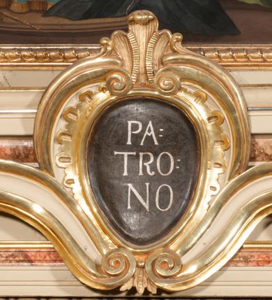 Zdjęcie nr 7: Nastawa architektoniczna, jednoosiowa, jednokondygnacyjna, ze zwieńczeniem, ustawiona na dwustrefowym cokole z wyodrębnionymi prostopadłościanami i konsolami. Ołtarz kamienny, prostopadłościenny, z kamienną mensą. Antepedium kamienne, ujęte opaską, podzielone dwoma kolumienkami na cokołach na trzy pola, każde wypełnione płaskorzeźbionymi kwiatami i prześwitami. Nastawa flankowana parą opilastrowanych filarów, o kanelowanych trzonach o kapitelach kompozytowych, ustawionych pod kątem na zewnątrz, dekorowanych kwiatowymi zwisami, dźwigających pełne belkowanie wyłamane na ich osi oraz fragmenty falistego, przerwanego przyczółka z figurami aniołów. Na tle filarów ustawione figury św. Stanisława i św. Wojciecha. Całe pole główne wypełnione wnęką w formie stojącego prostokąta ujętego ramą dekorowaną ornamentem geometrycznym, z obrazem Ukrzyżowania. Nad nim, w partii belkowania wolutowy kartusz z napisem „PA=/TRO=/NO”. Zwieńczenie w formie leżącego prostokąta zamkniętego fragmentem falistego gzymsu. W polu obraz św. Kingi w kształcie trapezu o wklęsłych bokach, zamkniętego łukiem segmentowym nadwieszonym, ujęty ramą; flankowany dwiema uskrzydlonymi główkami anielskimi. Zwieńczenie zamknięte wolutowym kartuszem przeplatanym tkaniną z napisem „RE=GNI”. Nastawa polichromowana w kolorze beżowym z detalami malowanymi na sposób imitujący jasnoróżowy marmur, ornamentyka i profile złocone. 
