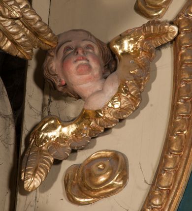 Zdjęcie nr 10: Nastawa architektoniczna, jednoosiowa, jednokondygnacyjna, ze zwieńczeniem, ustawiona na dwustrefowym cokole z wyodrębnionymi prostopadłościanami i konsolami. Ołtarz kamienny, prostopadłościenny, z kamienną mensą. Antepedium kamienne, ujęte opaską, podzielone dwoma kolumienkami na cokołach na trzy pola, każde wypełnione płaskorzeźbionymi kwiatami i prześwitami. Nastawa flankowana parą opilastrowanych filarów, o kanelowanych trzonach o kapitelach kompozytowych, ustawionych pod kątem na zewnątrz, dekorowanych kwiatowymi zwisami, dźwigających pełne belkowanie wyłamane na ich osi oraz fragmenty falistego, przerwanego przyczółka z figurami aniołów. Na tle filarów ustawione figury św. Stanisława i św. Wojciecha. Całe pole główne wypełnione wnęką w formie stojącego prostokąta ujętego ramą dekorowaną ornamentem geometrycznym, z obrazem Ukrzyżowania. Nad nim, w partii belkowania wolutowy kartusz z napisem „PA=/TRO=/NO”. Zwieńczenie w formie leżącego prostokąta zamkniętego fragmentem falistego gzymsu. W polu obraz św. Kingi w kształcie trapezu o wklęsłych bokach, zamkniętego łukiem segmentowym nadwieszonym, ujęty ramą; flankowany dwiema uskrzydlonymi główkami anielskimi. Zwieńczenie zamknięte wolutowym kartuszem przeplatanym tkaniną z napisem „RE=GNI”. Nastawa polichromowana w kolorze beżowym z detalami malowanymi na sposób imitujący jasnoróżowy marmur, ornamentyka i profile złocone. 
