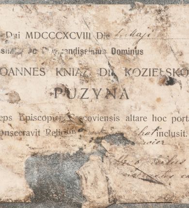 Zdjęcie nr 9: Nastawa architektoniczna, jednoosiowa, jednokondygnacyjna, ze zwieńczeniem, ustawiona na dwustrefowym cokole z wyodrębnionymi prostopadłościanami i konsolami. Ołtarz kamienny, prostopadłościenny, z kamienną mensą. Antepedium kamienne, ujęte opaską, podzielone dwoma kolumienkami na cokołach na trzy pola, każde wypełnione płaskorzeźbionymi kwiatami i prześwitami. Nastawa flankowana parą opilastrowanych filarów, o kanelowanych trzonach o kapitelach kompozytowych, ustawionych pod kątem na zewnątrz, dekorowanych kwiatowymi zwisami, dźwigających pełne belkowanie wyłamane na ich osi oraz fragmenty falistego, przerwanego przyczółka z figurami aniołów. Na tle filarów ustawione figury św. Stanisława i św. Wojciecha. Całe pole główne wypełnione wnęką w formie stojącego prostokąta ujętego ramą dekorowaną ornamentem geometrycznym, z obrazem Ukrzyżowania. Nad nim, w partii belkowania wolutowy kartusz z napisem „PA=/TRO=/NO”. Zwieńczenie w formie leżącego prostokąta zamkniętego fragmentem falistego gzymsu. W polu obraz św. Kingi w kształcie trapezu o wklęsłych bokach, zamkniętego łukiem segmentowym nadwieszonym, ujęty ramą; flankowany dwiema uskrzydlonymi główkami anielskimi. Zwieńczenie zamknięte wolutowym kartuszem przeplatanym tkaniną z napisem „RE=GNI”. Nastawa polichromowana w kolorze beżowym z detalami malowanymi na sposób imitujący jasnoróżowy marmur, ornamentyka i profile złocone. 

