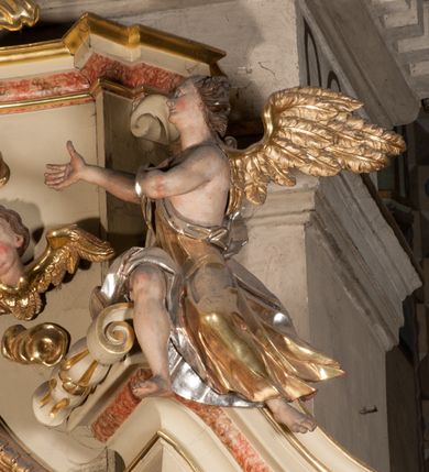 Zdjęcie nr 11: Nastawa architektoniczna, jednoosiowa, jednokondygnacyjna, ze zwieńczeniem, ustawiona na dwustrefowym cokole z wyodrębnionymi prostopadłościanami i konsolami. Ołtarz kamienny, prostopadłościenny, z kamienną mensą. Antepedium kamienne, ujęte opaską, podzielone dwoma kolumienkami na cokołach na trzy pola, każde wypełnione płaskorzeźbionymi kwiatami i prześwitami. Nastawa flankowana parą opilastrowanych filarów, o kanelowanych trzonach o kapitelach kompozytowych, ustawionych pod kątem na zewnątrz, dekorowanych kwiatowymi zwisami, dźwigających pełne belkowanie wyłamane na ich osi oraz fragmenty falistego, przerwanego przyczółka z figurami aniołów. Na tle filarów ustawione figury św. Stanisława i św. Wojciecha. Całe pole główne wypełnione wnęką w formie stojącego prostokąta ujętego ramą dekorowaną ornamentem geometrycznym, z obrazem Ukrzyżowania. Nad nim, w partii belkowania wolutowy kartusz z napisem „PA=/TRO=/NO”. Zwieńczenie w formie leżącego prostokąta zamkniętego fragmentem falistego gzymsu. W polu obraz św. Kingi w kształcie trapezu o wklęsłych bokach, zamkniętego łukiem segmentowym nadwieszonym, ujęty ramą; flankowany dwiema uskrzydlonymi główkami anielskimi. Zwieńczenie zamknięte wolutowym kartuszem przeplatanym tkaniną z napisem „RE=GNI”. Nastawa polichromowana w kolorze beżowym z detalami malowanymi na sposób imitujący jasnoróżowy marmur, ornamentyka i profile złocone. 
