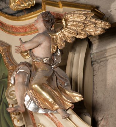 Zdjęcie nr 13: Nastawa architektoniczna, jednoosiowa, jednokondygnacyjna, ze zwieńczeniem, ustawiona na dwustrefowym cokole z wyodrębnionymi prostopadłościanami i konsolami. Ołtarz kamienny, prostopadłościenny, z kamienną mensą. Antepedium kamienne, ujęte opaską, podzielone dwoma kolumienkami na cokołach na trzy pola, każde wypełnione płaskorzeźbionymi kwiatami i prześwitami. Nastawa flankowana parą opilastrowanych filarów, o kanelowanych trzonach o kapitelach kompozytowych, ustawionych pod kątem na zewnątrz, dekorowanych kwiatowymi zwisami, dźwigających pełne belkowanie wyłamane na ich osi oraz fragmenty falistego, przerwanego przyczółka z figurami aniołów. Na tle filarów ustawione figury św. Stanisława i św. Wojciecha. Całe pole główne wypełnione wnęką w formie stojącego prostokąta ujętego ramą dekorowaną ornamentem geometrycznym, z obrazem Ukrzyżowania. Nad nim, w partii belkowania wolutowy kartusz z napisem „PA=/TRO=/NO”. Zwieńczenie w formie leżącego prostokąta zamkniętego fragmentem falistego gzymsu. W polu obraz św. Kingi w kształcie trapezu o wklęsłych bokach, zamkniętego łukiem segmentowym nadwieszonym, ujęty ramą; flankowany dwiema uskrzydlonymi główkami anielskimi. Zwieńczenie zamknięte wolutowym kartuszem przeplatanym tkaniną z napisem „RE=GNI”. Nastawa polichromowana w kolorze beżowym z detalami malowanymi na sposób imitujący jasnoróżowy marmur, ornamentyka i profile złocone. 
