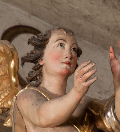 Zdjęcie nr 19: Nastawa architektoniczna, jednoosiowa, jednokondygnacyjna, ze zwieńczeniem, ustawiona na dwustrefowym cokole z wyodrębnionymi prostopadłościanami i konsolami. Ołtarz kamienny, prostopadłościenny, z kamienną mensą. Antepedium kamienne, ujęte opaską, podzielone dwoma kolumienkami na cokołach na trzy pola, każde wypełnione płaskorzeźbionymi kwiatami i prześwitami. Nastawa flankowana parą opilastrowanych filarów, o kanelowanych trzonach o kapitelach kompozytowych, ustawionych pod kątem na zewnątrz, dekorowanych kwiatowymi zwisami, dźwigających pełne belkowanie wyłamane na ich osi oraz fragmenty falistego, przerwanego przyczółka z figurami aniołów. Na tle filarów ustawione figury św. Stanisława i św. Wojciecha. Całe pole główne wypełnione wnęką w formie stojącego prostokąta ujętego ramą dekorowaną ornamentem geometrycznym, z obrazem Ukrzyżowania. Nad nim, w partii belkowania wolutowy kartusz z napisem „PA=/TRO=/NO”. Zwieńczenie w formie leżącego prostokąta zamkniętego fragmentem falistego gzymsu. W polu obraz św. Kingi w kształcie trapezu o wklęsłych bokach, zamkniętego łukiem segmentowym nadwieszonym, ujęty ramą; flankowany dwiema uskrzydlonymi główkami anielskimi. Zwieńczenie zamknięte wolutowym kartuszem przeplatanym tkaniną z napisem „RE=GNI”. Nastawa polichromowana w kolorze beżowym z detalami malowanymi na sposób imitujący jasnoróżowy marmur, ornamentyka i profile złocone. 

