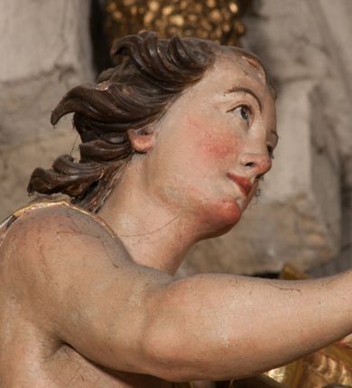 Zdjęcie nr 16: Nastawa architektoniczna, jednoosiowa, jednokondygnacyjna, ze zwieńczeniem, ustawiona na dwustrefowym cokole z wyodrębnionymi prostopadłościanami i konsolami. Ołtarz kamienny, prostopadłościenny, z kamienną mensą. Antepedium kamienne, ujęte opaską, podzielone dwoma kolumienkami na cokołach na trzy pola, każde wypełnione płaskorzeźbionymi kwiatami i prześwitami. Nastawa flankowana parą opilastrowanych filarów, o kanelowanych trzonach o kapitelach kompozytowych, ustawionych pod kątem na zewnątrz, dekorowanych kwiatowymi zwisami, dźwigających pełne belkowanie wyłamane na ich osi oraz fragmenty falistego, przerwanego przyczółka z figurami aniołów. Na tle filarów ustawione figury św. Stanisława i św. Wojciecha. Całe pole główne wypełnione wnęką w formie stojącego prostokąta ujętego ramą dekorowaną ornamentem geometrycznym, z obrazem Ukrzyżowania. Nad nim, w partii belkowania wolutowy kartusz z napisem „PA=/TRO=/NO”. Zwieńczenie w formie leżącego prostokąta zamkniętego fragmentem falistego gzymsu. W polu obraz św. Kingi w kształcie trapezu o wklęsłych bokach, zamkniętego łukiem segmentowym nadwieszonym, ujęty ramą; flankowany dwiema uskrzydlonymi główkami anielskimi. Zwieńczenie zamknięte wolutowym kartuszem przeplatanym tkaniną z napisem „RE=GNI”. Nastawa polichromowana w kolorze beżowym z detalami malowanymi na sposób imitujący jasnoróżowy marmur, ornamentyka i profile złocone. 
