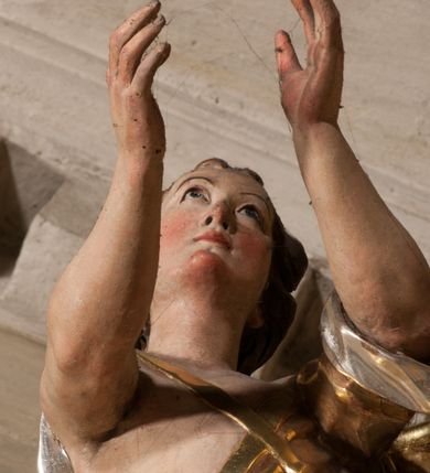 Zdjęcie nr 17: Nastawa architektoniczna, jednoosiowa, jednokondygnacyjna, ze zwieńczeniem, ustawiona na dwustrefowym cokole z wyodrębnionymi prostopadłościanami i konsolami. Ołtarz kamienny, prostopadłościenny, z kamienną mensą. Antepedium kamienne, ujęte opaską, podzielone dwoma kolumienkami na cokołach na trzy pola, każde wypełnione płaskorzeźbionymi kwiatami i prześwitami. Nastawa flankowana parą opilastrowanych filarów, o kanelowanych trzonach o kapitelach kompozytowych, ustawionych pod kątem na zewnątrz, dekorowanych kwiatowymi zwisami, dźwigających pełne belkowanie wyłamane na ich osi oraz fragmenty falistego, przerwanego przyczółka z figurami aniołów. Na tle filarów ustawione figury św. Stanisława i św. Wojciecha. Całe pole główne wypełnione wnęką w formie stojącego prostokąta ujętego ramą dekorowaną ornamentem geometrycznym, z obrazem Ukrzyżowania. Nad nim, w partii belkowania wolutowy kartusz z napisem „PA=/TRO=/NO”. Zwieńczenie w formie leżącego prostokąta zamkniętego fragmentem falistego gzymsu. W polu obraz św. Kingi w kształcie trapezu o wklęsłych bokach, zamkniętego łukiem segmentowym nadwieszonym, ujęty ramą; flankowany dwiema uskrzydlonymi główkami anielskimi. Zwieńczenie zamknięte wolutowym kartuszem przeplatanym tkaniną z napisem „RE=GNI”. Nastawa polichromowana w kolorze beżowym z detalami malowanymi na sposób imitujący jasnoróżowy marmur, ornamentyka i profile złocone. 
