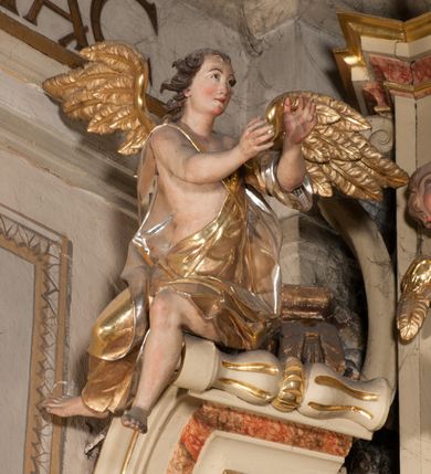 Zdjęcie nr 21: Nastawa architektoniczna, jednoosiowa, jednokondygnacyjna, ze zwieńczeniem, ustawiona na dwustrefowym cokole z wyodrębnionymi prostopadłościanami i konsolami. Ołtarz kamienny, prostopadłościenny, z kamienną mensą. Antepedium kamienne, ujęte opaską, podzielone dwoma kolumienkami na cokołach na trzy pola, każde wypełnione płaskorzeźbionymi kwiatami i prześwitami. Nastawa flankowana parą opilastrowanych filarów, o kanelowanych trzonach o kapitelach kompozytowych, ustawionych pod kątem na zewnątrz, dekorowanych kwiatowymi zwisami, dźwigających pełne belkowanie wyłamane na ich osi oraz fragmenty falistego, przerwanego przyczółka z figurami aniołów. Na tle filarów ustawione figury św. Stanisława i św. Wojciecha. Całe pole główne wypełnione wnęką w formie stojącego prostokąta ujętego ramą dekorowaną ornamentem geometrycznym, z obrazem Ukrzyżowania. Nad nim, w partii belkowania wolutowy kartusz z napisem „PA=/TRO=/NO”. Zwieńczenie w formie leżącego prostokąta zamkniętego fragmentem falistego gzymsu. W polu obraz św. Kingi w kształcie trapezu o wklęsłych bokach, zamkniętego łukiem segmentowym nadwieszonym, ujęty ramą; flankowany dwiema uskrzydlonymi główkami anielskimi. Zwieńczenie zamknięte wolutowym kartuszem przeplatanym tkaniną z napisem „RE=GNI”. Nastawa polichromowana w kolorze beżowym z detalami malowanymi na sposób imitujący jasnoróżowy marmur, ornamentyka i profile złocone. 
