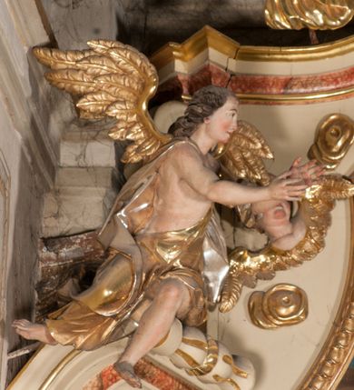 Zdjęcie nr 22: Nastawa architektoniczna, jednoosiowa, jednokondygnacyjna, ze zwieńczeniem, ustawiona na dwustrefowym cokole z wyodrębnionymi prostopadłościanami i konsolami. Ołtarz kamienny, prostopadłościenny, z kamienną mensą. Antepedium kamienne, ujęte opaską, podzielone dwoma kolumienkami na cokołach na trzy pola, każde wypełnione płaskorzeźbionymi kwiatami i prześwitami. Nastawa flankowana parą opilastrowanych filarów, o kanelowanych trzonach o kapitelach kompozytowych, ustawionych pod kątem na zewnątrz, dekorowanych kwiatowymi zwisami, dźwigających pełne belkowanie wyłamane na ich osi oraz fragmenty falistego, przerwanego przyczółka z figurami aniołów. Na tle filarów ustawione figury św. Stanisława i św. Wojciecha. Całe pole główne wypełnione wnęką w formie stojącego prostokąta ujętego ramą dekorowaną ornamentem geometrycznym, z obrazem Ukrzyżowania. Nad nim, w partii belkowania wolutowy kartusz z napisem „PA=/TRO=/NO”. Zwieńczenie w formie leżącego prostokąta zamkniętego fragmentem falistego gzymsu. W polu obraz św. Kingi w kształcie trapezu o wklęsłych bokach, zamkniętego łukiem segmentowym nadwieszonym, ujęty ramą; flankowany dwiema uskrzydlonymi główkami anielskimi. Zwieńczenie zamknięte wolutowym kartuszem przeplatanym tkaniną z napisem „RE=GNI”. Nastawa polichromowana w kolorze beżowym z detalami malowanymi na sposób imitujący jasnoróżowy marmur, ornamentyka i profile złocone. 
