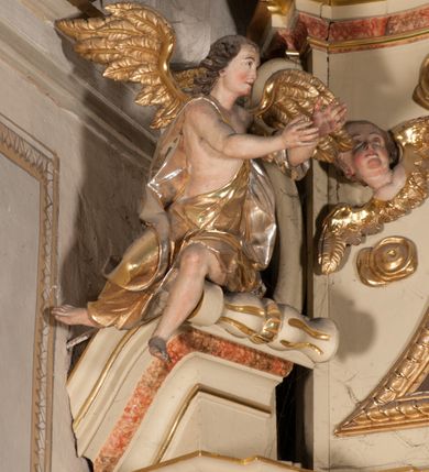 Zdjęcie nr 23: Nastawa architektoniczna, jednoosiowa, jednokondygnacyjna, ze zwieńczeniem, ustawiona na dwustrefowym cokole z wyodrębnionymi prostopadłościanami i konsolami. Ołtarz kamienny, prostopadłościenny, z kamienną mensą. Antepedium kamienne, ujęte opaską, podzielone dwoma kolumienkami na cokołach na trzy pola, każde wypełnione płaskorzeźbionymi kwiatami i prześwitami. Nastawa flankowana parą opilastrowanych filarów, o kanelowanych trzonach o kapitelach kompozytowych, ustawionych pod kątem na zewnątrz, dekorowanych kwiatowymi zwisami, dźwigających pełne belkowanie wyłamane na ich osi oraz fragmenty falistego, przerwanego przyczółka z figurami aniołów. Na tle filarów ustawione figury św. Stanisława i św. Wojciecha. Całe pole główne wypełnione wnęką w formie stojącego prostokąta ujętego ramą dekorowaną ornamentem geometrycznym, z obrazem Ukrzyżowania. Nad nim, w partii belkowania wolutowy kartusz z napisem „PA=/TRO=/NO”. Zwieńczenie w formie leżącego prostokąta zamkniętego fragmentem falistego gzymsu. W polu obraz św. Kingi w kształcie trapezu o wklęsłych bokach, zamkniętego łukiem segmentowym nadwieszonym, ujęty ramą; flankowany dwiema uskrzydlonymi główkami anielskimi. Zwieńczenie zamknięte wolutowym kartuszem przeplatanym tkaniną z napisem „RE=GNI”. Nastawa polichromowana w kolorze beżowym z detalami malowanymi na sposób imitujący jasnoróżowy marmur, ornamentyka i profile złocone. 
