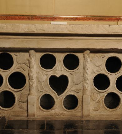 Zdjęcie nr 25: Nastawa architektoniczna, jednoosiowa, jednokondygnacyjna, ze zwieńczeniem, ustawiona na dwustrefowym cokole z wyodrębnionymi prostopadłościanami i konsolami. Ołtarz kamienny, prostopadłościenny, z kamienną mensą. Antepedium kamienne, ujęte opaską, podzielone dwoma kolumienkami na cokołach na trzy pola, każde wypełnione płaskorzeźbionymi kwiatami i prześwitami. Nastawa flankowana parą opilastrowanych filarów, o kanelowanych trzonach o kapitelach kompozytowych, ustawionych pod kątem na zewnątrz, dekorowanych kwiatowymi zwisami, dźwigających pełne belkowanie wyłamane na ich osi oraz fragmenty falistego, przerwanego przyczółka z figurami aniołów. Na tle filarów ustawione figury św. Stanisława i św. Wojciecha. Całe pole główne wypełnione wnęką w formie stojącego prostokąta ujętego ramą dekorowaną ornamentem geometrycznym, z obrazem Ukrzyżowania. Nad nim, w partii belkowania wolutowy kartusz z napisem „PA=/TRO=/NO”. Zwieńczenie w formie leżącego prostokąta zamkniętego fragmentem falistego gzymsu. W polu obraz św. Kingi w kształcie trapezu o wklęsłych bokach, zamkniętego łukiem segmentowym nadwieszonym, ujęty ramą; flankowany dwiema uskrzydlonymi główkami anielskimi. Zwieńczenie zamknięte wolutowym kartuszem przeplatanym tkaniną z napisem „RE=GNI”. Nastawa polichromowana w kolorze beżowym z detalami malowanymi na sposób imitujący jasnoróżowy marmur, ornamentyka i profile złocone. 
