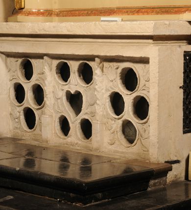 Zdjęcie nr 24: Nastawa architektoniczna, jednoosiowa, jednokondygnacyjna, ze zwieńczeniem, ustawiona na dwustrefowym cokole z wyodrębnionymi prostopadłościanami i konsolami. Ołtarz kamienny, prostopadłościenny, z kamienną mensą. Antepedium kamienne, ujęte opaską, podzielone dwoma kolumienkami na cokołach na trzy pola, każde wypełnione płaskorzeźbionymi kwiatami i prześwitami. Nastawa flankowana parą opilastrowanych filarów, o kanelowanych trzonach o kapitelach kompozytowych, ustawionych pod kątem na zewnątrz, dekorowanych kwiatowymi zwisami, dźwigających pełne belkowanie wyłamane na ich osi oraz fragmenty falistego, przerwanego przyczółka z figurami aniołów. Na tle filarów ustawione figury św. Stanisława i św. Wojciecha. Całe pole główne wypełnione wnęką w formie stojącego prostokąta ujętego ramą dekorowaną ornamentem geometrycznym, z obrazem Ukrzyżowania. Nad nim, w partii belkowania wolutowy kartusz z napisem „PA=/TRO=/NO”. Zwieńczenie w formie leżącego prostokąta zamkniętego fragmentem falistego gzymsu. W polu obraz św. Kingi w kształcie trapezu o wklęsłych bokach, zamkniętego łukiem segmentowym nadwieszonym, ujęty ramą; flankowany dwiema uskrzydlonymi główkami anielskimi. Zwieńczenie zamknięte wolutowym kartuszem przeplatanym tkaniną z napisem „RE=GNI”. Nastawa polichromowana w kolorze beżowym z detalami malowanymi na sposób imitujący jasnoróżowy marmur, ornamentyka i profile złocone. 
