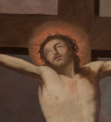 Zdjęcie nr 3: Obraz w formie stojącego prostokąta. Niemal całe pole zajmuje prosty krzyż, do którego przybita jest trzema gwoździami postać żywego Chrystusa. Ciało w lekkim zwisie, o szeroko rozłożonych ramionach układających się w delikatny łuk, uniesiona głowa skierowana w prawo. Twarz okrągła, z oczami skierowanymi w górę, o małym nosie i ustach, okolona krótką brodą i jasnobrązowymi włosami opadającymi na lewe ramię. Na głowie korona cierniowa. Biodra przepasane białym, krótkim, przylegającym do ciała perizonium, ze zwisem tkaniny na prawym boku. Ciało szczupłe, o lekko zarysowanej muskulaturze. U podstawy krzyża czaszka. W tle górzysty pejzaż z przedstawieniem kilku grup żołnierzy w zbrojach rzymskich ze sztandarami i krzyżami. U dołu pionowej belki krzyża napis „Poświęcony ten Obraz / R(oku) 1797 dnia 3. / Czerwca”.  

