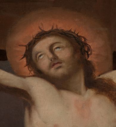 Zdjęcie nr 4: Obraz w formie stojącego prostokąta. Niemal całe pole zajmuje prosty krzyż, do którego przybita jest trzema gwoździami postać żywego Chrystusa. Ciało w lekkim zwisie, o szeroko rozłożonych ramionach układających się w delikatny łuk, uniesiona głowa skierowana w prawo. Twarz okrągła, z oczami skierowanymi w górę, o małym nosie i ustach, okolona krótką brodą i jasnobrązowymi włosami opadającymi na lewe ramię. Na głowie korona cierniowa. Biodra przepasane białym, krótkim, przylegającym do ciała perizonium, ze zwisem tkaniny na prawym boku. Ciało szczupłe, o lekko zarysowanej muskulaturze. U podstawy krzyża czaszka. W tle górzysty pejzaż z przedstawieniem kilku grup żołnierzy w zbrojach rzymskich ze sztandarami i krzyżami. U dołu pionowej belki krzyża napis „Poświęcony ten Obraz / R(oku) 1797 dnia 3. / Czerwca”.  

