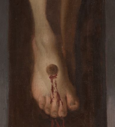 Zdjęcie nr 6: Obraz w formie stojącego prostokąta. Niemal całe pole zajmuje prosty krzyż, do którego przybita jest trzema gwoździami postać żywego Chrystusa. Ciało w lekkim zwisie, o szeroko rozłożonych ramionach układających się w delikatny łuk, uniesiona głowa skierowana w prawo. Twarz okrągła, z oczami skierowanymi w górę, o małym nosie i ustach, okolona krótką brodą i jasnobrązowymi włosami opadającymi na lewe ramię. Na głowie korona cierniowa. Biodra przepasane białym, krótkim, przylegającym do ciała perizonium, ze zwisem tkaniny na prawym boku. Ciało szczupłe, o lekko zarysowanej muskulaturze. U podstawy krzyża czaszka. W tle górzysty pejzaż z przedstawieniem kilku grup żołnierzy w zbrojach rzymskich ze sztandarami i krzyżami. U dołu pionowej belki krzyża napis „Poświęcony ten Obraz / R(oku) 1797 dnia 3. / Czerwca”.  

