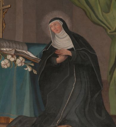 Zdjęcie nr 1: Obraz w formie zbliżonej do trapezu, z wklęsłymi bokami, zwieńczony łukiem odcinkowym, nadwieszonym. We wnętrzu, na podeście przed stołem klęcząca św. Kinga. Święta zwrócona w trzech czwartych w prawo, z pochyloną głową i rękoma skrzyżowanymi na piersi. Twarz ma owalną, z oczami skierowanymi w górę, prostym nosem i pełnymi ustami. Ubrana jest w czarny habit zakonny klaryski, ze szkaplerzem opadającym na podest, czarnym płaszczem zarzuconym na ramiona oraz czarnym welonem z białą podwiką. Wokół głowy świętej nimb promienisty. Stół nakryty niebieską tkaniną lamowaną frędzlą, na nim znajdują się krucyfiks, otwarta księga i gałązka lilii. Obok stołu na podeście leżą insygnia władzy monarszej – otwarta korona i berło. W prawej części obrazu podwieszona zielona kotara. 

