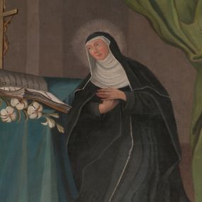 Zdjęcie nr 1: Obraz w formie zbliżonej do trapezu, z wklęsłymi bokami, zwieńczony łukiem odcinkowym, nadwieszonym. We wnętrzu, na podeście przed stołem klęcząca św. Kinga. Święta zwrócona w trzech czwartych w prawo, z pochyloną głową i rękoma skrzyżowanymi na piersi. Twarz ma owalną, z oczami skierowanymi w górę, prostym nosem i pełnymi ustami. Ubrana jest w czarny habit zakonny klaryski, ze szkaplerzem opadającym na podest, czarnym płaszczem zarzuconym na ramiona oraz czarnym welonem z białą podwiką. Wokół głowy świętej nimb promienisty. Stół nakryty niebieską tkaniną lamowaną frędzlą, na nim znajdują się krucyfiks, otwarta księga i gałązka lilii. Obok stołu na podeście leżą insygnia władzy monarszej – otwarta korona i berło. W prawej części obrazu podwieszona zielona kotara. 

