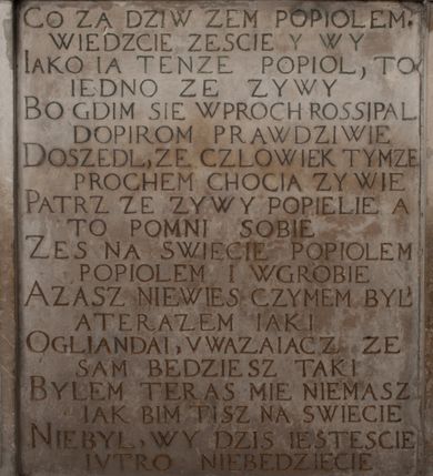 Zdjęcie nr 9: Nagrobek Grzegorza i Katarzyny Branickich znajduje się w kaplicy rodowej pod wezwaniem Najświętszej Marii Panny, na ścianie południowej, naprzeciwko wejścia. Składa się z trójosiowego cokołu i potrójnej filarowo-kolumnowej arkady z klęczącymi postaciami zmarłych po bokach adorujących znajdującą się pośrodku scenę ze zmartwychwstałym Chrystusem ukazującym się niewiernemu Tomaszowi. Całość wieńczy półkolista arkada z herbami Gryf i Kotwicz i tablicami inskrypcyjnymi. 
Dolna część artykułowa lizenami ozdobionymi motywami kandelabrowymi. W polu środkowym czaszka ze skrzyżowanymi piszczelami z inskrypcją w górnej i dolnej części: „POWIEDZ SVIETA [M]ADROSCI IESLI ZE SMIERC ZIWA / CZI MARTWA IESLI MARTWA CZEMV ZIWĄ BIWA / MALOWANA A IESLI ZIWA SMIERCIĄ CZEMV / ZOWIĄ IĄ NAD TO ZYWOT PRZECZ BIERZE KOZI/DEMV / TA IEST NA TWE PITANIE ODPOWIEC PRAWDZIWA / GDI TI ZYESZ SMIERC MARTVA GDY VMIERAS ZIWA / A IESLI ZLA CZI DOBRA CHCZES WIEDZIEC LI O TYM / IAKIS SĄM TAKĄ SMIELE SMIERC MIEĆ BĘDZIESZ PO TYM”. Na lewym polu inskrypcja „CO ZA DZIW ZEM POPIOLEM / WIEDZCIE ZESCIE WY / IAKO IA TENZE POPIOL, TO / IEDNO ZE ZYWY / BO GDIM SIĘ W PROCH ROSSIPAL / DOPIROM PRAWDZIWIE DOSZEDL, ZE CZLOWIEK TYMZE / PROCHEM CHOCIA ZYWIE / PATRZ ZE ZYWY POPIELIE A / TO POMNI SOBIE / ZES NA SWIECIE POPIOLEM / POPIOLEM I W GROBIE / A ZASZ NIEWIES CZYMEM BYL / A TERAZEM IAKI / OGLIANDAI, VWAZAIACZ ZE / SAM BEDZIESZ TAKI / BYLEM TERAS MIE NIE MASZ / IAK BIM TISZ NA SWIECIE / NIE BYL WY DZIS IESTESCIE / IUTRO NIEBEDZIECIE”. W polu cokołu „KTO TV LEZY POBOZNOSC / CNOTA OBYCZAIE / IAKICH NIERYCHLO VIZRĄ / BLISKO LEGLE KRAIE / IAKOSZ IE TAK MALY KĄT / MOGL ZACHOWAC W SOBIE / CZOSZ ALBO CNOTI LVCZKIE / GRZEBIĄ SCZIALEM W GROBIE / TILKOC TV CIALO LIEZY LIECZ / DVSZA W PRZESTRONE / NIEBIESKIE GMACHI WESŁA / KĘDI NIEZLICZONE / LATA POWIEDZIE. CZEMV IZE / MATKĄ BYLA / NIERZKAC POTOMSTWV ALIE / I SIROTOM SILA / TAKCI ZYWOT ZYWOTEM BYWA ZAKVPIONY / DOBRI FRIMARK DAC PLOCHI / ZA ON NIESKONCZONY”. Cokół zamyka wąski, silnie wysunięty gzyms z kimationem jońskim.
Trójosiowy podział nagrobka jest zachowany w partii środkowej, składającej się z trzech arkadowych wnęk, z których środkowa ujęta jest wolnostojącymi kolumnami jońskimi pokrytymi spiralnie ułożonymi pasami z motywem wici roślinnej, a sąsiednie od zewnątrz flankowane filarami pokrytymi motywami kandelabrowymi. W niezbyt głębokich niszach, których podniebienia zdobią kasetony z rozetami w kluczach uskrzydlone główki aniołków umieszczono wykonane w marmurze pińczowskim płaskorzeźby Chrystusa Zmartwychwstałego i adorujących go zmarłych, Grzegorza i Katarzynę Branickich. 
Zbawiciel jest ujęty całopostaciowo, frontalnie, w niewielkim wykroku, z głową zwróconą lekko do klęczącego po prawej stronie św. Tomasza. Jego ciało jest smukłe, wąskie w ramionach, z zaznaczonymi żebrami i mięśniami, osłonięte przewiązaną na biodrach szatą i płaszczem na lewym ramieniu. Chrystus ma pociągłą twarz, o wysokim czole, szerokich kościach policzkowych, wydatnym nosie i z głębokimi oczodołami. Przedstawiony został z długimi wąsami i brodą oraz opadającymi na ramiona, kręconymi włosami. W lewej ręce trzyma chorągiew i podtrzymuje szatę, a prawą rękę ma opuszczoną ku dołowi. 
Święty Tomasz ukazany jest z profilu, w szacie podwójnie przewiązanej w pasie sznurem i przerzuconym przez lewe ramie płaszczem. Twarz z brodą i długimi włosami, odwrócona w stronę Chrystusa. Do góry unosi również prawą rękę, zachowaną tylko do łokcia, lewą rękę trzyma ponad pasem. Figura mężczyzny wyrzeźbiona w kamieniu, polichromowana, przysłania wieniec z obłoków i uskrzydlonych głów puttów otaczający Chrystusa. 
Postacie stoją na podwójnym postumencie. W jego górnej części wyryto sentencję łacińską na prostokątnej tablicy umieszczonej w ozdobnym kartuszu, z zawiniętym spiralnie wycięciem krawędzi górnej i z dodaną w krawędzi dolnej główką uskrzydlonego putta. Napis na postumencie: „PER QVEM ET NOS / RESVRGERE DEVOTA / MENTE, CREDIMVS”. Na płycie poniżej płaskorzeźbione, leżące na prawym boku putto podpierające głowę na prawej ręce, natomiast w lewej trzymające klepsydrę. Nagie ciało, lekko przysłonięte draperią, spoczywa na poduszce z dwoma pomponami. Prawa noga jest wyprostowana, lewa zgięta w kolanie. Twarz pucołowata, z otwartymi oczami, otoczona gęstymi puklami loków. Przed dzieckiem leży czaszka. Nad nim znajduje się grawerowany kartusz z napisem: „HODIE MIHI / CRAS TIBI”. 
W arkadzie po lewej stronie przedstawiony został w trzech czwartych, zwrócony ramionami do widza Grzegorz Branicki. Postać klęczy na poduszce, szerokie dłonie złożone ma razem na piersiach, a głowę lekko uniesioną. Twarz Branickiego o pociągłych rysach, szerokich kościach policzkowych i dużych oczach, z wysokim czołem przysłoniętym zaczesanymi do przodu włosami. Ukazany z wąsami i długą, pofalowaną brodą. Ubrany jest w pełną, dekorowaną zbroję, spod której wystaje jaka i nogawice. Na szyi zawieszony łańcuch, a u stóp ostrogi. Przy nogach Branickiego leżą rękawice i hełm z trzema piórami. Nad głową wznoszą się panoplia, złożone z okrągłej tarczy i skrzyżowanych miecza, szabli, buławy, łuku, kołczanu ze strzałami i włóczni.
Po lewej stronie arkadę wypełnia ujęta z profilu, postać klęczącej na dwóch kolanach Katarzyny Branickiej. Jest ubrana w długą szubę, opadającą sztywnymi, rozchodzącymi się fałdami, u dołu załamującymi się, które zasłaniają sylwetkę. Na głowie ma czepiec przysłaniający włosy i podwikę. Twarz o łagodnych rysach, z długim nosem, małymi ustami i lekko zadartym podbródkiem. Ręce złożone razem na piersiach. Na palcach wskazującym i serdecznym lewej dłoni pierścienie, a ponad nadgarstkiem czterokrotnie nawinięty różaniec. Ponad figurą płaskorzeźbione tondo z Matką Boską z Dzieciątkiem otoczonymi wieńcem obłoków. Maria siedzi, ubrana w długą suknię, z welonem na głowie, z płaszczem zarzuconym na ramiona, którym lekko okrywa nagie Dzieciątko.
Zwieńczenie nagrobka o brzegach inkrustowanych marmurowymi kołami i elipsami, ujęte ornamentalnymi uszami, jest zakończone pasem z zawijającymi się do środkami kartuszami i równolegle ułożonymi liśćmi akantu. Tympanon wypełnia dekoracja złożona z czterech kartuszy: dwóch owalnych na tle paludamentu, zwieńczonych uskrzydloną główką anioła z godłami herbów Gryf i Kotwicz i dwóch podłużnych z inskrypcjami. Na tablicy po lewej stronie inskrypcja: „MAGNIFICO D(OMI)NO GREGORIO A RUSCA BRANICZKI OLIM VENA/TORI ET BURGRABIO CRAC(OVIENSI) CAPITANEO NIEPOŁOMIECEN(SI) VIRO / INTEGERRIMO DE REGIBVS SVIS ET RE PVB(LICA) BENE MERITO RELIGIO/NIS CATHOLICE AMANTISSIMO AMICIS FIDELISSIMO, OMNIBVS AFFABI/LI ET BENIGNO JOANNES A RUSCA BRANICZKI VENATOR CRACO(VIENSIS) CAPITANEVS NIEPOŁOMICEN(SI) MESTVS FILIUS PARENTI CHA/RISSIMO POSVIT OBYT 9 MAII A(NNO) D(OMINI) 1595 AETATIS SUE 60”. Napis wykuty po prawej stronie: “MAGNIFICAE D(OMI)NE CATHARINAE MAGNIFICI OLIM D(OMI)NI AUGUSTINI / KOTFICZ D(OMINI) SIGISMVNDI I POLONIAE REGIS STABVLI PREFECTI / VEXILIFERISQUE CURIE ET BURGRABY CRACO(VIENSIS) FILIE MATRONAE / LECTISSIME QVE CVM PVDORE ET MORVM MIRA ELEGANTIA / MARITI SUMMUM AMOREM VIRTUTE ET MODESTIA OMNIVM BENE/VOLENTIAM MERVISSET ACERBISSIMA MORTE AB OCVLIS EREPTA EST / IDEM FILIUS MATRI AMANTISSIME CVM LACRIMIS POSVIT. OBYT / 8 OCTOBRIS A(NNO) D)OMINI) 1588 AETATIS SUE 38". 

