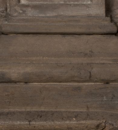 Zdjęcie nr 7: Nagrobek Grzegorza i Katarzyny Branickich znajduje się w kaplicy rodowej pod wezwaniem Najświętszej Marii Panny, na ścianie południowej, naprzeciwko wejścia. Składa się z trójosiowego cokołu i potrójnej filarowo-kolumnowej arkady z klęczącymi postaciami zmarłych po bokach adorujących znajdującą się pośrodku scenę ze zmartwychwstałym Chrystusem ukazującym się niewiernemu Tomaszowi. Całość wieńczy półkolista arkada z herbami Gryf i Kotwicz i tablicami inskrypcyjnymi. 
Dolna część artykułowa lizenami ozdobionymi motywami kandelabrowymi. W polu środkowym czaszka ze skrzyżowanymi piszczelami z inskrypcją w górnej i dolnej części: „POWIEDZ SVIETA [M]ADROSCI IESLI ZE SMIERC ZIWA / CZI MARTWA IESLI MARTWA CZEMV ZIWĄ BIWA / MALOWANA A IESLI ZIWA SMIERCIĄ CZEMV / ZOWIĄ IĄ NAD TO ZYWOT PRZECZ BIERZE KOZI/DEMV / TA IEST NA TWE PITANIE ODPOWIEC PRAWDZIWA / GDI TI ZYESZ SMIERC MARTVA GDY VMIERAS ZIWA / A IESLI ZLA CZI DOBRA CHCZES WIEDZIEC LI O TYM / IAKIS SĄM TAKĄ SMIELE SMIERC MIEĆ BĘDZIESZ PO TYM”. Na lewym polu inskrypcja „CO ZA DZIW ZEM POPIOLEM / WIEDZCIE ZESCIE WY / IAKO IA TENZE POPIOL, TO / IEDNO ZE ZYWY / BO GDIM SIĘ W PROCH ROSSIPAL / DOPIROM PRAWDZIWIE DOSZEDL, ZE CZLOWIEK TYMZE / PROCHEM CHOCIA ZYWIE / PATRZ ZE ZYWY POPIELIE A / TO POMNI SOBIE / ZES NA SWIECIE POPIOLEM / POPIOLEM I W GROBIE / A ZASZ NIEWIES CZYMEM BYL / A TERAZEM IAKI / OGLIANDAI, VWAZAIACZ ZE / SAM BEDZIESZ TAKI / BYLEM TERAS MIE NIE MASZ / IAK BIM TISZ NA SWIECIE / NIE BYL WY DZIS IESTESCIE / IUTRO NIEBEDZIECIE”. W polu cokołu „KTO TV LEZY POBOZNOSC / CNOTA OBYCZAIE / IAKICH NIERYCHLO VIZRĄ / BLISKO LEGLE KRAIE / IAKOSZ IE TAK MALY KĄT / MOGL ZACHOWAC W SOBIE / CZOSZ ALBO CNOTI LVCZKIE / GRZEBIĄ SCZIALEM W GROBIE / TILKOC TV CIALO LIEZY LIECZ / DVSZA W PRZESTRONE / NIEBIESKIE GMACHI WESŁA / KĘDI NIEZLICZONE / LATA POWIEDZIE. CZEMV IZE / MATKĄ BYLA / NIERZKAC POTOMSTWV ALIE / I SIROTOM SILA / TAKCI ZYWOT ZYWOTEM BYWA ZAKVPIONY / DOBRI FRIMARK DAC PLOCHI / ZA ON NIESKONCZONY”. Cokół zamyka wąski, silnie wysunięty gzyms z kimationem jońskim.
Trójosiowy podział nagrobka jest zachowany w partii środkowej, składającej się z trzech arkadowych wnęk, z których środkowa ujęta jest wolnostojącymi kolumnami jońskimi pokrytymi spiralnie ułożonymi pasami z motywem wici roślinnej, a sąsiednie od zewnątrz flankowane filarami pokrytymi motywami kandelabrowymi. W niezbyt głębokich niszach, których podniebienia zdobią kasetony z rozetami w kluczach uskrzydlone główki aniołków umieszczono wykonane w marmurze pińczowskim płaskorzeźby Chrystusa Zmartwychwstałego i adorujących go zmarłych, Grzegorza i Katarzynę Branickich. 
Zbawiciel jest ujęty całopostaciowo, frontalnie, w niewielkim wykroku, z głową zwróconą lekko do klęczącego po prawej stronie św. Tomasza. Jego ciało jest smukłe, wąskie w ramionach, z zaznaczonymi żebrami i mięśniami, osłonięte przewiązaną na biodrach szatą i płaszczem na lewym ramieniu. Chrystus ma pociągłą twarz, o wysokim czole, szerokich kościach policzkowych, wydatnym nosie i z głębokimi oczodołami. Przedstawiony został z długimi wąsami i brodą oraz opadającymi na ramiona, kręconymi włosami. W lewej ręce trzyma chorągiew i podtrzymuje szatę, a prawą rękę ma opuszczoną ku dołowi. 
Święty Tomasz ukazany jest z profilu, w szacie podwójnie przewiązanej w pasie sznurem i przerzuconym przez lewe ramie płaszczem. Twarz z brodą i długimi włosami, odwrócona w stronę Chrystusa. Do góry unosi również prawą rękę, zachowaną tylko do łokcia, lewą rękę trzyma ponad pasem. Figura mężczyzny wyrzeźbiona w kamieniu, polichromowana, przysłania wieniec z obłoków i uskrzydlonych głów puttów otaczający Chrystusa. 
Postacie stoją na podwójnym postumencie. W jego górnej części wyryto sentencję łacińską na prostokątnej tablicy umieszczonej w ozdobnym kartuszu, z zawiniętym spiralnie wycięciem krawędzi górnej i z dodaną w krawędzi dolnej główką uskrzydlonego putta. Napis na postumencie: „PER QVEM ET NOS / RESVRGERE DEVOTA / MENTE, CREDIMVS”. Na płycie poniżej płaskorzeźbione, leżące na prawym boku putto podpierające głowę na prawej ręce, natomiast w lewej trzymające klepsydrę. Nagie ciało, lekko przysłonięte draperią, spoczywa na poduszce z dwoma pomponami. Prawa noga jest wyprostowana, lewa zgięta w kolanie. Twarz pucołowata, z otwartymi oczami, otoczona gęstymi puklami loków. Przed dzieckiem leży czaszka. Nad nim znajduje się grawerowany kartusz z napisem: „HODIE MIHI / CRAS TIBI”. 
W arkadzie po lewej stronie przedstawiony został w trzech czwartych, zwrócony ramionami do widza Grzegorz Branicki. Postać klęczy na poduszce, szerokie dłonie złożone ma razem na piersiach, a głowę lekko uniesioną. Twarz Branickiego o pociągłych rysach, szerokich kościach policzkowych i dużych oczach, z wysokim czołem przysłoniętym zaczesanymi do przodu włosami. Ukazany z wąsami i długą, pofalowaną brodą. Ubrany jest w pełną, dekorowaną zbroję, spod której wystaje jaka i nogawice. Na szyi zawieszony łańcuch, a u stóp ostrogi. Przy nogach Branickiego leżą rękawice i hełm z trzema piórami. Nad głową wznoszą się panoplia, złożone z okrągłej tarczy i skrzyżowanych miecza, szabli, buławy, łuku, kołczanu ze strzałami i włóczni.
Po lewej stronie arkadę wypełnia ujęta z profilu, postać klęczącej na dwóch kolanach Katarzyny Branickiej. Jest ubrana w długą szubę, opadającą sztywnymi, rozchodzącymi się fałdami, u dołu załamującymi się, które zasłaniają sylwetkę. Na głowie ma czepiec przysłaniający włosy i podwikę. Twarz o łagodnych rysach, z długim nosem, małymi ustami i lekko zadartym podbródkiem. Ręce złożone razem na piersiach. Na palcach wskazującym i serdecznym lewej dłoni pierścienie, a ponad nadgarstkiem czterokrotnie nawinięty różaniec. Ponad figurą płaskorzeźbione tondo z Matką Boską z Dzieciątkiem otoczonymi wieńcem obłoków. Maria siedzi, ubrana w długą suknię, z welonem na głowie, z płaszczem zarzuconym na ramiona, którym lekko okrywa nagie Dzieciątko.
Zwieńczenie nagrobka o brzegach inkrustowanych marmurowymi kołami i elipsami, ujęte ornamentalnymi uszami, jest zakończone pasem z zawijającymi się do środkami kartuszami i równolegle ułożonymi liśćmi akantu. Tympanon wypełnia dekoracja złożona z czterech kartuszy: dwóch owalnych na tle paludamentu, zwieńczonych uskrzydloną główką anioła z godłami herbów Gryf i Kotwicz i dwóch podłużnych z inskrypcjami. Na tablicy po lewej stronie inskrypcja: „MAGNIFICO D(OMI)NO GREGORIO A RUSCA BRANICZKI OLIM VENA/TORI ET BURGRABIO CRAC(OVIENSI) CAPITANEO NIEPOŁOMIECEN(SI) VIRO / INTEGERRIMO DE REGIBVS SVIS ET RE PVB(LICA) BENE MERITO RELIGIO/NIS CATHOLICE AMANTISSIMO AMICIS FIDELISSIMO, OMNIBVS AFFABI/LI ET BENIGNO JOANNES A RUSCA BRANICZKI VENATOR CRACO(VIENSIS) CAPITANEVS NIEPOŁOMICEN(SI) MESTVS FILIUS PARENTI CHA/RISSIMO POSVIT OBYT 9 MAII A(NNO) D(OMINI) 1595 AETATIS SUE 60”. Napis wykuty po prawej stronie: “MAGNIFICAE D(OMI)NE CATHARINAE MAGNIFICI OLIM D(OMI)NI AUGUSTINI / KOTFICZ D(OMINI) SIGISMVNDI I POLONIAE REGIS STABVLI PREFECTI / VEXILIFERISQUE CURIE ET BURGRABY CRACO(VIENSIS) FILIE MATRONAE / LECTISSIME QVE CVM PVDORE ET MORVM MIRA ELEGANTIA / MARITI SUMMUM AMOREM VIRTUTE ET MODESTIA OMNIVM BENE/VOLENTIAM MERVISSET ACERBISSIMA MORTE AB OCVLIS EREPTA EST / IDEM FILIUS MATRI AMANTISSIME CVM LACRIMIS POSVIT. OBYT / 8 OCTOBRIS A(NNO) D)OMINI) 1588 AETATIS SUE 38". 
