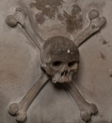 Zdjęcie nr 12: Nagrobek Grzegorza i Katarzyny Branickich znajduje się w kaplicy rodowej pod wezwaniem Najświętszej Marii Panny, na ścianie południowej, naprzeciwko wejścia. Składa się z trójosiowego cokołu i potrójnej filarowo-kolumnowej arkady z klęczącymi postaciami zmarłych po bokach adorujących znajdującą się pośrodku scenę ze zmartwychwstałym Chrystusem ukazującym się niewiernemu Tomaszowi. Całość wieńczy półkolista arkada z herbami Gryf i Kotwicz i tablicami inskrypcyjnymi. 
Dolna część artykułowa lizenami ozdobionymi motywami kandelabrowymi. W polu środkowym czaszka ze skrzyżowanymi piszczelami z inskrypcją w górnej i dolnej części: „POWIEDZ SVIETA [M]ADROSCI IESLI ZE SMIERC ZIWA / CZI MARTWA IESLI MARTWA CZEMV ZIWĄ BIWA / MALOWANA A IESLI ZIWA SMIERCIĄ CZEMV / ZOWIĄ IĄ NAD TO ZYWOT PRZECZ BIERZE KOZI/DEMV / TA IEST NA TWE PITANIE ODPOWIEC PRAWDZIWA / GDI TI ZYESZ SMIERC MARTVA GDY VMIERAS ZIWA / A IESLI ZLA CZI DOBRA CHCZES WIEDZIEC LI O TYM / IAKIS SĄM TAKĄ SMIELE SMIERC MIEĆ BĘDZIESZ PO TYM”. Na lewym polu inskrypcja „CO ZA DZIW ZEM POPIOLEM / WIEDZCIE ZESCIE WY / IAKO IA TENZE POPIOL, TO / IEDNO ZE ZYWY / BO GDIM SIĘ W PROCH ROSSIPAL / DOPIROM PRAWDZIWIE DOSZEDL, ZE CZLOWIEK TYMZE / PROCHEM CHOCIA ZYWIE / PATRZ ZE ZYWY POPIELIE A / TO POMNI SOBIE / ZES NA SWIECIE POPIOLEM / POPIOLEM I W GROBIE / A ZASZ NIEWIES CZYMEM BYL / A TERAZEM IAKI / OGLIANDAI, VWAZAIACZ ZE / SAM BEDZIESZ TAKI / BYLEM TERAS MIE NIE MASZ / IAK BIM TISZ NA SWIECIE / NIE BYL WY DZIS IESTESCIE / IUTRO NIEBEDZIECIE”. W polu cokołu „KTO TV LEZY POBOZNOSC / CNOTA OBYCZAIE / IAKICH NIERYCHLO VIZRĄ / BLISKO LEGLE KRAIE / IAKOSZ IE TAK MALY KĄT / MOGL ZACHOWAC W SOBIE / CZOSZ ALBO CNOTI LVCZKIE / GRZEBIĄ SCZIALEM W GROBIE / TILKOC TV CIALO LIEZY LIECZ / DVSZA W PRZESTRONE / NIEBIESKIE GMACHI WESŁA / KĘDI NIEZLICZONE / LATA POWIEDZIE. CZEMV IZE / MATKĄ BYLA / NIERZKAC POTOMSTWV ALIE / I SIROTOM SILA / TAKCI ZYWOT ZYWOTEM BYWA ZAKVPIONY / DOBRI FRIMARK DAC PLOCHI / ZA ON NIESKONCZONY”. Cokół zamyka wąski, silnie wysunięty gzyms z kimationem jońskim.
Trójosiowy podział nagrobka jest zachowany w partii środkowej, składającej się z trzech arkadowych wnęk, z których środkowa ujęta jest wolnostojącymi kolumnami jońskimi pokrytymi spiralnie ułożonymi pasami z motywem wici roślinnej, a sąsiednie od zewnątrz flankowane filarami pokrytymi motywami kandelabrowymi. W niezbyt głębokich niszach, których podniebienia zdobią kasetony z rozetami w kluczach uskrzydlone główki aniołków umieszczono wykonane w marmurze pińczowskim płaskorzeźby Chrystusa Zmartwychwstałego i adorujących go zmarłych, Grzegorza i Katarzynę Branickich. 
Zbawiciel jest ujęty całopostaciowo, frontalnie, w niewielkim wykroku, z głową zwróconą lekko do klęczącego po prawej stronie św. Tomasza. Jego ciało jest smukłe, wąskie w ramionach, z zaznaczonymi żebrami i mięśniami, osłonięte przewiązaną na biodrach szatą i płaszczem na lewym ramieniu. Chrystus ma pociągłą twarz, o wysokim czole, szerokich kościach policzkowych, wydatnym nosie i z głębokimi oczodołami. Przedstawiony został z długimi wąsami i brodą oraz opadającymi na ramiona, kręconymi włosami. W lewej ręce trzyma chorągiew i podtrzymuje szatę, a prawą rękę ma opuszczoną ku dołowi. 
Święty Tomasz ukazany jest z profilu, w szacie podwójnie przewiązanej w pasie sznurem i przerzuconym przez lewe ramie płaszczem. Twarz z brodą i długimi włosami, odwrócona w stronę Chrystusa. Do góry unosi również prawą rękę, zachowaną tylko do łokcia, lewą rękę trzyma ponad pasem. Figura mężczyzny wyrzeźbiona w kamieniu, polichromowana, przysłania wieniec z obłoków i uskrzydlonych głów puttów otaczający Chrystusa. 
Postacie stoją na podwójnym postumencie. W jego górnej części wyryto sentencję łacińską na prostokątnej tablicy umieszczonej w ozdobnym kartuszu, z zawiniętym spiralnie wycięciem krawędzi górnej i z dodaną w krawędzi dolnej główką uskrzydlonego putta. Napis na postumencie: „PER QVEM ET NOS / RESVRGERE DEVOTA / MENTE, CREDIMVS”. Na płycie poniżej płaskorzeźbione, leżące na prawym boku putto podpierające głowę na prawej ręce, natomiast w lewej trzymające klepsydrę. Nagie ciało, lekko przysłonięte draperią, spoczywa na poduszce z dwoma pomponami. Prawa noga jest wyprostowana, lewa zgięta w kolanie. Twarz pucołowata, z otwartymi oczami, otoczona gęstymi puklami loków. Przed dzieckiem leży czaszka. Nad nim znajduje się grawerowany kartusz z napisem: „HODIE MIHI / CRAS TIBI”. 
W arkadzie po lewej stronie przedstawiony został w trzech czwartych, zwrócony ramionami do widza Grzegorz Branicki. Postać klęczy na poduszce, szerokie dłonie złożone ma razem na piersiach, a głowę lekko uniesioną. Twarz Branickiego o pociągłych rysach, szerokich kościach policzkowych i dużych oczach, z wysokim czołem przysłoniętym zaczesanymi do przodu włosami. Ukazany z wąsami i długą, pofalowaną brodą. Ubrany jest w pełną, dekorowaną zbroję, spod której wystaje jaka i nogawice. Na szyi zawieszony łańcuch, a u stóp ostrogi. Przy nogach Branickiego leżą rękawice i hełm z trzema piórami. Nad głową wznoszą się panoplia, złożone z okrągłej tarczy i skrzyżowanych miecza, szabli, buławy, łuku, kołczanu ze strzałami i włóczni.
Po lewej stronie arkadę wypełnia ujęta z profilu, postać klęczącej na dwóch kolanach Katarzyny Branickiej. Jest ubrana w długą szubę, opadającą sztywnymi, rozchodzącymi się fałdami, u dołu załamującymi się, które zasłaniają sylwetkę. Na głowie ma czepiec przysłaniający włosy i podwikę. Twarz o łagodnych rysach, z długim nosem, małymi ustami i lekko zadartym podbródkiem. Ręce złożone razem na piersiach. Na palcach wskazującym i serdecznym lewej dłoni pierścienie, a ponad nadgarstkiem czterokrotnie nawinięty różaniec. Ponad figurą płaskorzeźbione tondo z Matką Boską z Dzieciątkiem otoczonymi wieńcem obłoków. Maria siedzi, ubrana w długą suknię, z welonem na głowie, z płaszczem zarzuconym na ramiona, którym lekko okrywa nagie Dzieciątko.
Zwieńczenie nagrobka o brzegach inkrustowanych marmurowymi kołami i elipsami, ujęte ornamentalnymi uszami, jest zakończone pasem z zawijającymi się do środkami kartuszami i równolegle ułożonymi liśćmi akantu. Tympanon wypełnia dekoracja złożona z czterech kartuszy: dwóch owalnych na tle paludamentu, zwieńczonych uskrzydloną główką anioła z godłami herbów Gryf i Kotwicz i dwóch podłużnych z inskrypcjami. Na tablicy po lewej stronie inskrypcja: „MAGNIFICO D(OMI)NO GREGORIO A RUSCA BRANICZKI OLIM VENA/TORI ET BURGRABIO CRAC(OVIENSI) CAPITANEO NIEPOŁOMIECEN(SI) VIRO / INTEGERRIMO DE REGIBVS SVIS ET RE PVB(LICA) BENE MERITO RELIGIO/NIS CATHOLICE AMANTISSIMO AMICIS FIDELISSIMO, OMNIBVS AFFABI/LI ET BENIGNO JOANNES A RUSCA BRANICZKI VENATOR CRACO(VIENSIS) CAPITANEVS NIEPOŁOMICEN(SI) MESTVS FILIUS PARENTI CHA/RISSIMO POSVIT OBYT 9 MAII A(NNO) D(OMINI) 1595 AETATIS SUE 60”. Napis wykuty po prawej stronie: “MAGNIFICAE D(OMI)NE CATHARINAE MAGNIFICI OLIM D(OMI)NI AUGUSTINI / KOTFICZ D(OMINI) SIGISMVNDI I POLONIAE REGIS STABVLI PREFECTI / VEXILIFERISQUE CURIE ET BURGRABY CRACO(VIENSIS) FILIE MATRONAE / LECTISSIME QVE CVM PVDORE ET MORVM MIRA ELEGANTIA / MARITI SUMMUM AMOREM VIRTUTE ET MODESTIA OMNIVM BENE/VOLENTIAM MERVISSET ACERBISSIMA MORTE AB OCVLIS EREPTA EST / IDEM FILIUS MATRI AMANTISSIME CVM LACRIMIS POSVIT. OBYT / 8 OCTOBRIS A(NNO) D)OMINI) 1588 AETATIS SUE 38". 
