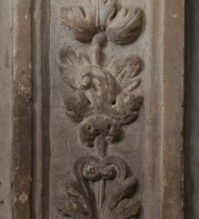 Zdjęcie nr 14: Nagrobek Grzegorza i Katarzyny Branickich znajduje się w kaplicy rodowej pod wezwaniem Najświętszej Marii Panny, na ścianie południowej, naprzeciwko wejścia. Składa się z trójosiowego cokołu i potrójnej filarowo-kolumnowej arkady z klęczącymi postaciami zmarłych po bokach adorujących znajdującą się pośrodku scenę ze zmartwychwstałym Chrystusem ukazującym się niewiernemu Tomaszowi. Całość wieńczy półkolista arkada z herbami Gryf i Kotwicz i tablicami inskrypcyjnymi. 
Dolna część artykułowa lizenami ozdobionymi motywami kandelabrowymi. W polu środkowym czaszka ze skrzyżowanymi piszczelami z inskrypcją w górnej i dolnej części: „POWIEDZ SVIETA [M]ADROSCI IESLI ZE SMIERC ZIWA / CZI MARTWA IESLI MARTWA CZEMV ZIWĄ BIWA / MALOWANA A IESLI ZIWA SMIERCIĄ CZEMV / ZOWIĄ IĄ NAD TO ZYWOT PRZECZ BIERZE KOZI/DEMV / TA IEST NA TWE PITANIE ODPOWIEC PRAWDZIWA / GDI TI ZYESZ SMIERC MARTVA GDY VMIERAS ZIWA / A IESLI ZLA CZI DOBRA CHCZES WIEDZIEC LI O TYM / IAKIS SĄM TAKĄ SMIELE SMIERC MIEĆ BĘDZIESZ PO TYM”. Na lewym polu inskrypcja „CO ZA DZIW ZEM POPIOLEM / WIEDZCIE ZESCIE WY / IAKO IA TENZE POPIOL, TO / IEDNO ZE ZYWY / BO GDIM SIĘ W PROCH ROSSIPAL / DOPIROM PRAWDZIWIE DOSZEDL, ZE CZLOWIEK TYMZE / PROCHEM CHOCIA ZYWIE / PATRZ ZE ZYWY POPIELIE A / TO POMNI SOBIE / ZES NA SWIECIE POPIOLEM / POPIOLEM I W GROBIE / A ZASZ NIEWIES CZYMEM BYL / A TERAZEM IAKI / OGLIANDAI, VWAZAIACZ ZE / SAM BEDZIESZ TAKI / BYLEM TERAS MIE NIE MASZ / IAK BIM TISZ NA SWIECIE / NIE BYL WY DZIS IESTESCIE / IUTRO NIEBEDZIECIE”. W polu cokołu „KTO TV LEZY POBOZNOSC / CNOTA OBYCZAIE / IAKICH NIERYCHLO VIZRĄ / BLISKO LEGLE KRAIE / IAKOSZ IE TAK MALY KĄT / MOGL ZACHOWAC W SOBIE / CZOSZ ALBO CNOTI LVCZKIE / GRZEBIĄ SCZIALEM W GROBIE / TILKOC TV CIALO LIEZY LIECZ / DVSZA W PRZESTRONE / NIEBIESKIE GMACHI WESŁA / KĘDI NIEZLICZONE / LATA POWIEDZIE. CZEMV IZE / MATKĄ BYLA / NIERZKAC POTOMSTWV ALIE / I SIROTOM SILA / TAKCI ZYWOT ZYWOTEM BYWA ZAKVPIONY / DOBRI FRIMARK DAC PLOCHI / ZA ON NIESKONCZONY”. Cokół zamyka wąski, silnie wysunięty gzyms z kimationem jońskim.
Trójosiowy podział nagrobka jest zachowany w partii środkowej, składającej się z trzech arkadowych wnęk, z których środkowa ujęta jest wolnostojącymi kolumnami jońskimi pokrytymi spiralnie ułożonymi pasami z motywem wici roślinnej, a sąsiednie od zewnątrz flankowane filarami pokrytymi motywami kandelabrowymi. W niezbyt głębokich niszach, których podniebienia zdobią kasetony z rozetami w kluczach uskrzydlone główki aniołków umieszczono wykonane w marmurze pińczowskim płaskorzeźby Chrystusa Zmartwychwstałego i adorujących go zmarłych, Grzegorza i Katarzynę Branickich. 
Zbawiciel jest ujęty całopostaciowo, frontalnie, w niewielkim wykroku, z głową zwróconą lekko do klęczącego po prawej stronie św. Tomasza. Jego ciało jest smukłe, wąskie w ramionach, z zaznaczonymi żebrami i mięśniami, osłonięte przewiązaną na biodrach szatą i płaszczem na lewym ramieniu. Chrystus ma pociągłą twarz, o wysokim czole, szerokich kościach policzkowych, wydatnym nosie i z głębokimi oczodołami. Przedstawiony został z długimi wąsami i brodą oraz opadającymi na ramiona, kręconymi włosami. W lewej ręce trzyma chorągiew i podtrzymuje szatę, a prawą rękę ma opuszczoną ku dołowi. 
Święty Tomasz ukazany jest z profilu, w szacie podwójnie przewiązanej w pasie sznurem i przerzuconym przez lewe ramie płaszczem. Twarz z brodą i długimi włosami, odwrócona w stronę Chrystusa. Do góry unosi również prawą rękę, zachowaną tylko do łokcia, lewą rękę trzyma ponad pasem. Figura mężczyzny wyrzeźbiona w kamieniu, polichromowana, przysłania wieniec z obłoków i uskrzydlonych głów puttów otaczający Chrystusa. 
Postacie stoją na podwójnym postumencie. W jego górnej części wyryto sentencję łacińską na prostokątnej tablicy umieszczonej w ozdobnym kartuszu, z zawiniętym spiralnie wycięciem krawędzi górnej i z dodaną w krawędzi dolnej główką uskrzydlonego putta. Napis na postumencie: „PER QVEM ET NOS / RESVRGERE DEVOTA / MENTE, CREDIMVS”. Na płycie poniżej płaskorzeźbione, leżące na prawym boku putto podpierające głowę na prawej ręce, natomiast w lewej trzymające klepsydrę. Nagie ciało, lekko przysłonięte draperią, spoczywa na poduszce z dwoma pomponami. Prawa noga jest wyprostowana, lewa zgięta w kolanie. Twarz pucołowata, z otwartymi oczami, otoczona gęstymi puklami loków. Przed dzieckiem leży czaszka. Nad nim znajduje się grawerowany kartusz z napisem: „HODIE MIHI / CRAS TIBI”. 
W arkadzie po lewej stronie przedstawiony został w trzech czwartych, zwrócony ramionami do widza Grzegorz Branicki. Postać klęczy na poduszce, szerokie dłonie złożone ma razem na piersiach, a głowę lekko uniesioną. Twarz Branickiego o pociągłych rysach, szerokich kościach policzkowych i dużych oczach, z wysokim czołem przysłoniętym zaczesanymi do przodu włosami. Ukazany z wąsami i długą, pofalowaną brodą. Ubrany jest w pełną, dekorowaną zbroję, spod której wystaje jaka i nogawice. Na szyi zawieszony łańcuch, a u stóp ostrogi. Przy nogach Branickiego leżą rękawice i hełm z trzema piórami. Nad głową wznoszą się panoplia, złożone z okrągłej tarczy i skrzyżowanych miecza, szabli, buławy, łuku, kołczanu ze strzałami i włóczni.
Po lewej stronie arkadę wypełnia ujęta z profilu, postać klęczącej na dwóch kolanach Katarzyny Branickiej. Jest ubrana w długą szubę, opadającą sztywnymi, rozchodzącymi się fałdami, u dołu załamującymi się, które zasłaniają sylwetkę. Na głowie ma czepiec przysłaniający włosy i podwikę. Twarz o łagodnych rysach, z długim nosem, małymi ustami i lekko zadartym podbródkiem. Ręce złożone razem na piersiach. Na palcach wskazującym i serdecznym lewej dłoni pierścienie, a ponad nadgarstkiem czterokrotnie nawinięty różaniec. Ponad figurą płaskorzeźbione tondo z Matką Boską z Dzieciątkiem otoczonymi wieńcem obłoków. Maria siedzi, ubrana w długą suknię, z welonem na głowie, z płaszczem zarzuconym na ramiona, którym lekko okrywa nagie Dzieciątko.
Zwieńczenie nagrobka o brzegach inkrustowanych marmurowymi kołami i elipsami, ujęte ornamentalnymi uszami, jest zakończone pasem z zawijającymi się do środkami kartuszami i równolegle ułożonymi liśćmi akantu. Tympanon wypełnia dekoracja złożona z czterech kartuszy: dwóch owalnych na tle paludamentu, zwieńczonych uskrzydloną główką anioła z godłami herbów Gryf i Kotwicz i dwóch podłużnych z inskrypcjami. Na tablicy po lewej stronie inskrypcja: „MAGNIFICO D(OMI)NO GREGORIO A RUSCA BRANICZKI OLIM VENA/TORI ET BURGRABIO CRAC(OVIENSI) CAPITANEO NIEPOŁOMIECEN(SI) VIRO / INTEGERRIMO DE REGIBVS SVIS ET RE PVB(LICA) BENE MERITO RELIGIO/NIS CATHOLICE AMANTISSIMO AMICIS FIDELISSIMO, OMNIBVS AFFABI/LI ET BENIGNO JOANNES A RUSCA BRANICZKI VENATOR CRACO(VIENSIS) CAPITANEVS NIEPOŁOMICEN(SI) MESTVS FILIUS PARENTI CHA/RISSIMO POSVIT OBYT 9 MAII A(NNO) D(OMINI) 1595 AETATIS SUE 60”. Napis wykuty po prawej stronie: “MAGNIFICAE D(OMI)NE CATHARINAE MAGNIFICI OLIM D(OMI)NI AUGUSTINI / KOTFICZ D(OMINI) SIGISMVNDI I POLONIAE REGIS STABVLI PREFECTI / VEXILIFERISQUE CURIE ET BURGRABY CRACO(VIENSIS) FILIE MATRONAE / LECTISSIME QVE CVM PVDORE ET MORVM MIRA ELEGANTIA / MARITI SUMMUM AMOREM VIRTUTE ET MODESTIA OMNIVM BENE/VOLENTIAM MERVISSET ACERBISSIMA MORTE AB OCVLIS EREPTA EST / IDEM FILIUS MATRI AMANTISSIME CVM LACRIMIS POSVIT. OBYT / 8 OCTOBRIS A(NNO) D)OMINI) 1588 AETATIS SUE 38&quot;. 
