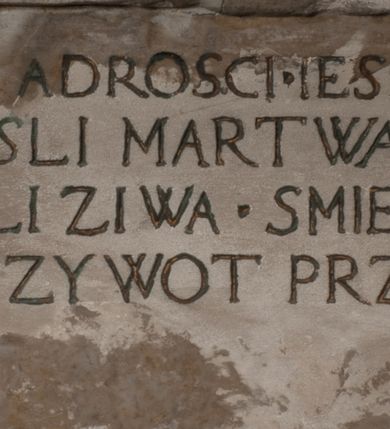 Zdjęcie nr 11: Nagrobek Grzegorza i Katarzyny Branickich znajduje się w kaplicy rodowej pod wezwaniem Najświętszej Marii Panny, na ścianie południowej, naprzeciwko wejścia. Składa się z trójosiowego cokołu i potrójnej filarowo-kolumnowej arkady z klęczącymi postaciami zmarłych po bokach adorujących znajdującą się pośrodku scenę ze zmartwychwstałym Chrystusem ukazującym się niewiernemu Tomaszowi. Całość wieńczy półkolista arkada z herbami Gryf i Kotwicz i tablicami inskrypcyjnymi. 
Dolna część artykułowa lizenami ozdobionymi motywami kandelabrowymi. W polu środkowym czaszka ze skrzyżowanymi piszczelami z inskrypcją w górnej i dolnej części: „POWIEDZ SVIETA [M]ADROSCI IESLI ZE SMIERC ZIWA / CZI MARTWA IESLI MARTWA CZEMV ZIWĄ BIWA / MALOWANA A IESLI ZIWA SMIERCIĄ CZEMV / ZOWIĄ IĄ NAD TO ZYWOT PRZECZ BIERZE KOZI/DEMV / TA IEST NA TWE PITANIE ODPOWIEC PRAWDZIWA / GDI TI ZYESZ SMIERC MARTVA GDY VMIERAS ZIWA / A IESLI ZLA CZI DOBRA CHCZES WIEDZIEC LI O TYM / IAKIS SĄM TAKĄ SMIELE SMIERC MIEĆ BĘDZIESZ PO TYM”. Na lewym polu inskrypcja „CO ZA DZIW ZEM POPIOLEM / WIEDZCIE ZESCIE WY / IAKO IA TENZE POPIOL, TO / IEDNO ZE ZYWY / BO GDIM SIĘ W PROCH ROSSIPAL / DOPIROM PRAWDZIWIE DOSZEDL, ZE CZLOWIEK TYMZE / PROCHEM CHOCIA ZYWIE / PATRZ ZE ZYWY POPIELIE A / TO POMNI SOBIE / ZES NA SWIECIE POPIOLEM / POPIOLEM I W GROBIE / A ZASZ NIEWIES CZYMEM BYL / A TERAZEM IAKI / OGLIANDAI, VWAZAIACZ ZE / SAM BEDZIESZ TAKI / BYLEM TERAS MIE NIE MASZ / IAK BIM TISZ NA SWIECIE / NIE BYL WY DZIS IESTESCIE / IUTRO NIEBEDZIECIE”. W polu cokołu „KTO TV LEZY POBOZNOSC / CNOTA OBYCZAIE / IAKICH NIERYCHLO VIZRĄ / BLISKO LEGLE KRAIE / IAKOSZ IE TAK MALY KĄT / MOGL ZACHOWAC W SOBIE / CZOSZ ALBO CNOTI LVCZKIE / GRZEBIĄ SCZIALEM W GROBIE / TILKOC TV CIALO LIEZY LIECZ / DVSZA W PRZESTRONE / NIEBIESKIE GMACHI WESŁA / KĘDI NIEZLICZONE / LATA POWIEDZIE. CZEMV IZE / MATKĄ BYLA / NIERZKAC POTOMSTWV ALIE / I SIROTOM SILA / TAKCI ZYWOT ZYWOTEM BYWA ZAKVPIONY / DOBRI FRIMARK DAC PLOCHI / ZA ON NIESKONCZONY”. Cokół zamyka wąski, silnie wysunięty gzyms z kimationem jońskim.
Trójosiowy podział nagrobka jest zachowany w partii środkowej, składającej się z trzech arkadowych wnęk, z których środkowa ujęta jest wolnostojącymi kolumnami jońskimi pokrytymi spiralnie ułożonymi pasami z motywem wici roślinnej, a sąsiednie od zewnątrz flankowane filarami pokrytymi motywami kandelabrowymi. W niezbyt głębokich niszach, których podniebienia zdobią kasetony z rozetami w kluczach uskrzydlone główki aniołków umieszczono wykonane w marmurze pińczowskim płaskorzeźby Chrystusa Zmartwychwstałego i adorujących go zmarłych, Grzegorza i Katarzynę Branickich. 
Zbawiciel jest ujęty całopostaciowo, frontalnie, w niewielkim wykroku, z głową zwróconą lekko do klęczącego po prawej stronie św. Tomasza. Jego ciało jest smukłe, wąskie w ramionach, z zaznaczonymi żebrami i mięśniami, osłonięte przewiązaną na biodrach szatą i płaszczem na lewym ramieniu. Chrystus ma pociągłą twarz, o wysokim czole, szerokich kościach policzkowych, wydatnym nosie i z głębokimi oczodołami. Przedstawiony został z długimi wąsami i brodą oraz opadającymi na ramiona, kręconymi włosami. W lewej ręce trzyma chorągiew i podtrzymuje szatę, a prawą rękę ma opuszczoną ku dołowi. 
Święty Tomasz ukazany jest z profilu, w szacie podwójnie przewiązanej w pasie sznurem i przerzuconym przez lewe ramie płaszczem. Twarz z brodą i długimi włosami, odwrócona w stronę Chrystusa. Do góry unosi również prawą rękę, zachowaną tylko do łokcia, lewą rękę trzyma ponad pasem. Figura mężczyzny wyrzeźbiona w kamieniu, polichromowana, przysłania wieniec z obłoków i uskrzydlonych głów puttów otaczający Chrystusa. 
Postacie stoją na podwójnym postumencie. W jego górnej części wyryto sentencję łacińską na prostokątnej tablicy umieszczonej w ozdobnym kartuszu, z zawiniętym spiralnie wycięciem krawędzi górnej i z dodaną w krawędzi dolnej główką uskrzydlonego putta. Napis na postumencie: „PER QVEM ET NOS / RESVRGERE DEVOTA / MENTE, CREDIMVS”. Na płycie poniżej płaskorzeźbione, leżące na prawym boku putto podpierające głowę na prawej ręce, natomiast w lewej trzymające klepsydrę. Nagie ciało, lekko przysłonięte draperią, spoczywa na poduszce z dwoma pomponami. Prawa noga jest wyprostowana, lewa zgięta w kolanie. Twarz pucołowata, z otwartymi oczami, otoczona gęstymi puklami loków. Przed dzieckiem leży czaszka. Nad nim znajduje się grawerowany kartusz z napisem: „HODIE MIHI / CRAS TIBI”. 
W arkadzie po lewej stronie przedstawiony został w trzech czwartych, zwrócony ramionami do widza Grzegorz Branicki. Postać klęczy na poduszce, szerokie dłonie złożone ma razem na piersiach, a głowę lekko uniesioną. Twarz Branickiego o pociągłych rysach, szerokich kościach policzkowych i dużych oczach, z wysokim czołem przysłoniętym zaczesanymi do przodu włosami. Ukazany z wąsami i długą, pofalowaną brodą. Ubrany jest w pełną, dekorowaną zbroję, spod której wystaje jaka i nogawice. Na szyi zawieszony łańcuch, a u stóp ostrogi. Przy nogach Branickiego leżą rękawice i hełm z trzema piórami. Nad głową wznoszą się panoplia, złożone z okrągłej tarczy i skrzyżowanych miecza, szabli, buławy, łuku, kołczanu ze strzałami i włóczni.
Po lewej stronie arkadę wypełnia ujęta z profilu, postać klęczącej na dwóch kolanach Katarzyny Branickiej. Jest ubrana w długą szubę, opadającą sztywnymi, rozchodzącymi się fałdami, u dołu załamującymi się, które zasłaniają sylwetkę. Na głowie ma czepiec przysłaniający włosy i podwikę. Twarz o łagodnych rysach, z długim nosem, małymi ustami i lekko zadartym podbródkiem. Ręce złożone razem na piersiach. Na palcach wskazującym i serdecznym lewej dłoni pierścienie, a ponad nadgarstkiem czterokrotnie nawinięty różaniec. Ponad figurą płaskorzeźbione tondo z Matką Boską z Dzieciątkiem otoczonymi wieńcem obłoków. Maria siedzi, ubrana w długą suknię, z welonem na głowie, z płaszczem zarzuconym na ramiona, którym lekko okrywa nagie Dzieciątko.
Zwieńczenie nagrobka o brzegach inkrustowanych marmurowymi kołami i elipsami, ujęte ornamentalnymi uszami, jest zakończone pasem z zawijającymi się do środkami kartuszami i równolegle ułożonymi liśćmi akantu. Tympanon wypełnia dekoracja złożona z czterech kartuszy: dwóch owalnych na tle paludamentu, zwieńczonych uskrzydloną główką anioła z godłami herbów Gryf i Kotwicz i dwóch podłużnych z inskrypcjami. Na tablicy po lewej stronie inskrypcja: „MAGNIFICO D(OMI)NO GREGORIO A RUSCA BRANICZKI OLIM VENA/TORI ET BURGRABIO CRAC(OVIENSI) CAPITANEO NIEPOŁOMIECEN(SI) VIRO / INTEGERRIMO DE REGIBVS SVIS ET RE PVB(LICA) BENE MERITO RELIGIO/NIS CATHOLICE AMANTISSIMO AMICIS FIDELISSIMO, OMNIBVS AFFABI/LI ET BENIGNO JOANNES A RUSCA BRANICZKI VENATOR CRACO(VIENSIS) CAPITANEVS NIEPOŁOMICEN(SI) MESTVS FILIUS PARENTI CHA/RISSIMO POSVIT OBYT 9 MAII A(NNO) D(OMINI) 1595 AETATIS SUE 60”. Napis wykuty po prawej stronie: “MAGNIFICAE D(OMI)NE CATHARINAE MAGNIFICI OLIM D(OMI)NI AUGUSTINI / KOTFICZ D(OMINI) SIGISMVNDI I POLONIAE REGIS STABVLI PREFECTI / VEXILIFERISQUE CURIE ET BURGRABY CRACO(VIENSIS) FILIE MATRONAE / LECTISSIME QVE CVM PVDORE ET MORVM MIRA ELEGANTIA / MARITI SUMMUM AMOREM VIRTUTE ET MODESTIA OMNIVM BENE/VOLENTIAM MERVISSET ACERBISSIMA MORTE AB OCVLIS EREPTA EST / IDEM FILIUS MATRI AMANTISSIME CVM LACRIMIS POSVIT. OBYT / 8 OCTOBRIS A(NNO) D)OMINI) 1588 AETATIS SUE 38&quot;. 
