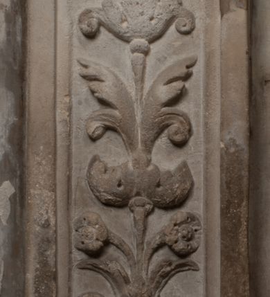 Zdjęcie nr 16: Nagrobek Grzegorza i Katarzyny Branickich znajduje się w kaplicy rodowej pod wezwaniem Najświętszej Marii Panny, na ścianie południowej, naprzeciwko wejścia. Składa się z trójosiowego cokołu i potrójnej filarowo-kolumnowej arkady z klęczącymi postaciami zmarłych po bokach adorujących znajdującą się pośrodku scenę ze zmartwychwstałym Chrystusem ukazującym się niewiernemu Tomaszowi. Całość wieńczy półkolista arkada z herbami Gryf i Kotwicz i tablicami inskrypcyjnymi. 
Dolna część artykułowa lizenami ozdobionymi motywami kandelabrowymi. W polu środkowym czaszka ze skrzyżowanymi piszczelami z inskrypcją w górnej i dolnej części: „POWIEDZ SVIETA [M]ADROSCI IESLI ZE SMIERC ZIWA / CZI MARTWA IESLI MARTWA CZEMV ZIWĄ BIWA / MALOWANA A IESLI ZIWA SMIERCIĄ CZEMV / ZOWIĄ IĄ NAD TO ZYWOT PRZECZ BIERZE KOZI/DEMV / TA IEST NA TWE PITANIE ODPOWIEC PRAWDZIWA / GDI TI ZYESZ SMIERC MARTVA GDY VMIERAS ZIWA / A IESLI ZLA CZI DOBRA CHCZES WIEDZIEC LI O TYM / IAKIS SĄM TAKĄ SMIELE SMIERC MIEĆ BĘDZIESZ PO TYM”. Na lewym polu inskrypcja „CO ZA DZIW ZEM POPIOLEM / WIEDZCIE ZESCIE WY / IAKO IA TENZE POPIOL, TO / IEDNO ZE ZYWY / BO GDIM SIĘ W PROCH ROSSIPAL / DOPIROM PRAWDZIWIE DOSZEDL, ZE CZLOWIEK TYMZE / PROCHEM CHOCIA ZYWIE / PATRZ ZE ZYWY POPIELIE A / TO POMNI SOBIE / ZES NA SWIECIE POPIOLEM / POPIOLEM I W GROBIE / A ZASZ NIEWIES CZYMEM BYL / A TERAZEM IAKI / OGLIANDAI, VWAZAIACZ ZE / SAM BEDZIESZ TAKI / BYLEM TERAS MIE NIE MASZ / IAK BIM TISZ NA SWIECIE / NIE BYL WY DZIS IESTESCIE / IUTRO NIEBEDZIECIE”. W polu cokołu „KTO TV LEZY POBOZNOSC / CNOTA OBYCZAIE / IAKICH NIERYCHLO VIZRĄ / BLISKO LEGLE KRAIE / IAKOSZ IE TAK MALY KĄT / MOGL ZACHOWAC W SOBIE / CZOSZ ALBO CNOTI LVCZKIE / GRZEBIĄ SCZIALEM W GROBIE / TILKOC TV CIALO LIEZY LIECZ / DVSZA W PRZESTRONE / NIEBIESKIE GMACHI WESŁA / KĘDI NIEZLICZONE / LATA POWIEDZIE. CZEMV IZE / MATKĄ BYLA / NIERZKAC POTOMSTWV ALIE / I SIROTOM SILA / TAKCI ZYWOT ZYWOTEM BYWA ZAKVPIONY / DOBRI FRIMARK DAC PLOCHI / ZA ON NIESKONCZONY”. Cokół zamyka wąski, silnie wysunięty gzyms z kimationem jońskim.
Trójosiowy podział nagrobka jest zachowany w partii środkowej, składającej się z trzech arkadowych wnęk, z których środkowa ujęta jest wolnostojącymi kolumnami jońskimi pokrytymi spiralnie ułożonymi pasami z motywem wici roślinnej, a sąsiednie od zewnątrz flankowane filarami pokrytymi motywami kandelabrowymi. W niezbyt głębokich niszach, których podniebienia zdobią kasetony z rozetami w kluczach uskrzydlone główki aniołków umieszczono wykonane w marmurze pińczowskim płaskorzeźby Chrystusa Zmartwychwstałego i adorujących go zmarłych, Grzegorza i Katarzynę Branickich. 
Zbawiciel jest ujęty całopostaciowo, frontalnie, w niewielkim wykroku, z głową zwróconą lekko do klęczącego po prawej stronie św. Tomasza. Jego ciało jest smukłe, wąskie w ramionach, z zaznaczonymi żebrami i mięśniami, osłonięte przewiązaną na biodrach szatą i płaszczem na lewym ramieniu. Chrystus ma pociągłą twarz, o wysokim czole, szerokich kościach policzkowych, wydatnym nosie i z głębokimi oczodołami. Przedstawiony został z długimi wąsami i brodą oraz opadającymi na ramiona, kręconymi włosami. W lewej ręce trzyma chorągiew i podtrzymuje szatę, a prawą rękę ma opuszczoną ku dołowi. 
Święty Tomasz ukazany jest z profilu, w szacie podwójnie przewiązanej w pasie sznurem i przerzuconym przez lewe ramie płaszczem. Twarz z brodą i długimi włosami, odwrócona w stronę Chrystusa. Do góry unosi również prawą rękę, zachowaną tylko do łokcia, lewą rękę trzyma ponad pasem. Figura mężczyzny wyrzeźbiona w kamieniu, polichromowana, przysłania wieniec z obłoków i uskrzydlonych głów puttów otaczający Chrystusa. 
Postacie stoją na podwójnym postumencie. W jego górnej części wyryto sentencję łacińską na prostokątnej tablicy umieszczonej w ozdobnym kartuszu, z zawiniętym spiralnie wycięciem krawędzi górnej i z dodaną w krawędzi dolnej główką uskrzydlonego putta. Napis na postumencie: „PER QVEM ET NOS / RESVRGERE DEVOTA / MENTE, CREDIMVS”. Na płycie poniżej płaskorzeźbione, leżące na prawym boku putto podpierające głowę na prawej ręce, natomiast w lewej trzymające klepsydrę. Nagie ciało, lekko przysłonięte draperią, spoczywa na poduszce z dwoma pomponami. Prawa noga jest wyprostowana, lewa zgięta w kolanie. Twarz pucołowata, z otwartymi oczami, otoczona gęstymi puklami loków. Przed dzieckiem leży czaszka. Nad nim znajduje się grawerowany kartusz z napisem: „HODIE MIHI / CRAS TIBI”. 
W arkadzie po lewej stronie przedstawiony został w trzech czwartych, zwrócony ramionami do widza Grzegorz Branicki. Postać klęczy na poduszce, szerokie dłonie złożone ma razem na piersiach, a głowę lekko uniesioną. Twarz Branickiego o pociągłych rysach, szerokich kościach policzkowych i dużych oczach, z wysokim czołem przysłoniętym zaczesanymi do przodu włosami. Ukazany z wąsami i długą, pofalowaną brodą. Ubrany jest w pełną, dekorowaną zbroję, spod której wystaje jaka i nogawice. Na szyi zawieszony łańcuch, a u stóp ostrogi. Przy nogach Branickiego leżą rękawice i hełm z trzema piórami. Nad głową wznoszą się panoplia, złożone z okrągłej tarczy i skrzyżowanych miecza, szabli, buławy, łuku, kołczanu ze strzałami i włóczni.
Po lewej stronie arkadę wypełnia ujęta z profilu, postać klęczącej na dwóch kolanach Katarzyny Branickiej. Jest ubrana w długą szubę, opadającą sztywnymi, rozchodzącymi się fałdami, u dołu załamującymi się, które zasłaniają sylwetkę. Na głowie ma czepiec przysłaniający włosy i podwikę. Twarz o łagodnych rysach, z długim nosem, małymi ustami i lekko zadartym podbródkiem. Ręce złożone razem na piersiach. Na palcach wskazującym i serdecznym lewej dłoni pierścienie, a ponad nadgarstkiem czterokrotnie nawinięty różaniec. Ponad figurą płaskorzeźbione tondo z Matką Boską z Dzieciątkiem otoczonymi wieńcem obłoków. Maria siedzi, ubrana w długą suknię, z welonem na głowie, z płaszczem zarzuconym na ramiona, którym lekko okrywa nagie Dzieciątko.
Zwieńczenie nagrobka o brzegach inkrustowanych marmurowymi kołami i elipsami, ujęte ornamentalnymi uszami, jest zakończone pasem z zawijającymi się do środkami kartuszami i równolegle ułożonymi liśćmi akantu. Tympanon wypełnia dekoracja złożona z czterech kartuszy: dwóch owalnych na tle paludamentu, zwieńczonych uskrzydloną główką anioła z godłami herbów Gryf i Kotwicz i dwóch podłużnych z inskrypcjami. Na tablicy po lewej stronie inskrypcja: „MAGNIFICO D(OMI)NO GREGORIO A RUSCA BRANICZKI OLIM VENA/TORI ET BURGRABIO CRAC(OVIENSI) CAPITANEO NIEPOŁOMIECEN(SI) VIRO / INTEGERRIMO DE REGIBVS SVIS ET RE PVB(LICA) BENE MERITO RELIGIO/NIS CATHOLICE AMANTISSIMO AMICIS FIDELISSIMO, OMNIBVS AFFABI/LI ET BENIGNO JOANNES A RUSCA BRANICZKI VENATOR CRACO(VIENSIS) CAPITANEVS NIEPOŁOMICEN(SI) MESTVS FILIUS PARENTI CHA/RISSIMO POSVIT OBYT 9 MAII A(NNO) D(OMINI) 1595 AETATIS SUE 60”. Napis wykuty po prawej stronie: “MAGNIFICAE D(OMI)NE CATHARINAE MAGNIFICI OLIM D(OMI)NI AUGUSTINI / KOTFICZ D(OMINI) SIGISMVNDI I POLONIAE REGIS STABVLI PREFECTI / VEXILIFERISQUE CURIE ET BURGRABY CRACO(VIENSIS) FILIE MATRONAE / LECTISSIME QVE CVM PVDORE ET MORVM MIRA ELEGANTIA / MARITI SUMMUM AMOREM VIRTUTE ET MODESTIA OMNIVM BENE/VOLENTIAM MERVISSET ACERBISSIMA MORTE AB OCVLIS EREPTA EST / IDEM FILIUS MATRI AMANTISSIME CVM LACRIMIS POSVIT. OBYT / 8 OCTOBRIS A(NNO) D)OMINI) 1588 AETATIS SUE 38". 
