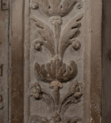 Zdjęcie nr 17: Nagrobek Grzegorza i Katarzyny Branickich znajduje się w kaplicy rodowej pod wezwaniem Najświętszej Marii Panny, na ścianie południowej, naprzeciwko wejścia. Składa się z trójosiowego cokołu i potrójnej filarowo-kolumnowej arkady z klęczącymi postaciami zmarłych po bokach adorujących znajdującą się pośrodku scenę ze zmartwychwstałym Chrystusem ukazującym się niewiernemu Tomaszowi. Całość wieńczy półkolista arkada z herbami Gryf i Kotwicz i tablicami inskrypcyjnymi. 
Dolna część artykułowa lizenami ozdobionymi motywami kandelabrowymi. W polu środkowym czaszka ze skrzyżowanymi piszczelami z inskrypcją w górnej i dolnej części: „POWIEDZ SVIETA [M]ADROSCI IESLI ZE SMIERC ZIWA / CZI MARTWA IESLI MARTWA CZEMV ZIWĄ BIWA / MALOWANA A IESLI ZIWA SMIERCIĄ CZEMV / ZOWIĄ IĄ NAD TO ZYWOT PRZECZ BIERZE KOZI/DEMV / TA IEST NA TWE PITANIE ODPOWIEC PRAWDZIWA / GDI TI ZYESZ SMIERC MARTVA GDY VMIERAS ZIWA / A IESLI ZLA CZI DOBRA CHCZES WIEDZIEC LI O TYM / IAKIS SĄM TAKĄ SMIELE SMIERC MIEĆ BĘDZIESZ PO TYM”. Na lewym polu inskrypcja „CO ZA DZIW ZEM POPIOLEM / WIEDZCIE ZESCIE WY / IAKO IA TENZE POPIOL, TO / IEDNO ZE ZYWY / BO GDIM SIĘ W PROCH ROSSIPAL / DOPIROM PRAWDZIWIE DOSZEDL, ZE CZLOWIEK TYMZE / PROCHEM CHOCIA ZYWIE / PATRZ ZE ZYWY POPIELIE A / TO POMNI SOBIE / ZES NA SWIECIE POPIOLEM / POPIOLEM I W GROBIE / A ZASZ NIEWIES CZYMEM BYL / A TERAZEM IAKI / OGLIANDAI, VWAZAIACZ ZE / SAM BEDZIESZ TAKI / BYLEM TERAS MIE NIE MASZ / IAK BIM TISZ NA SWIECIE / NIE BYL WY DZIS IESTESCIE / IUTRO NIEBEDZIECIE”. W polu cokołu „KTO TV LEZY POBOZNOSC / CNOTA OBYCZAIE / IAKICH NIERYCHLO VIZRĄ / BLISKO LEGLE KRAIE / IAKOSZ IE TAK MALY KĄT / MOGL ZACHOWAC W SOBIE / CZOSZ ALBO CNOTI LVCZKIE / GRZEBIĄ SCZIALEM W GROBIE / TILKOC TV CIALO LIEZY LIECZ / DVSZA W PRZESTRONE / NIEBIESKIE GMACHI WESŁA / KĘDI NIEZLICZONE / LATA POWIEDZIE. CZEMV IZE / MATKĄ BYLA / NIERZKAC POTOMSTWV ALIE / I SIROTOM SILA / TAKCI ZYWOT ZYWOTEM BYWA ZAKVPIONY / DOBRI FRIMARK DAC PLOCHI / ZA ON NIESKONCZONY”. Cokół zamyka wąski, silnie wysunięty gzyms z kimationem jońskim.
Trójosiowy podział nagrobka jest zachowany w partii środkowej, składającej się z trzech arkadowych wnęk, z których środkowa ujęta jest wolnostojącymi kolumnami jońskimi pokrytymi spiralnie ułożonymi pasami z motywem wici roślinnej, a sąsiednie od zewnątrz flankowane filarami pokrytymi motywami kandelabrowymi. W niezbyt głębokich niszach, których podniebienia zdobią kasetony z rozetami w kluczach uskrzydlone główki aniołków umieszczono wykonane w marmurze pińczowskim płaskorzeźby Chrystusa Zmartwychwstałego i adorujących go zmarłych, Grzegorza i Katarzynę Branickich. 
Zbawiciel jest ujęty całopostaciowo, frontalnie, w niewielkim wykroku, z głową zwróconą lekko do klęczącego po prawej stronie św. Tomasza. Jego ciało jest smukłe, wąskie w ramionach, z zaznaczonymi żebrami i mięśniami, osłonięte przewiązaną na biodrach szatą i płaszczem na lewym ramieniu. Chrystus ma pociągłą twarz, o wysokim czole, szerokich kościach policzkowych, wydatnym nosie i z głębokimi oczodołami. Przedstawiony został z długimi wąsami i brodą oraz opadającymi na ramiona, kręconymi włosami. W lewej ręce trzyma chorągiew i podtrzymuje szatę, a prawą rękę ma opuszczoną ku dołowi. 
Święty Tomasz ukazany jest z profilu, w szacie podwójnie przewiązanej w pasie sznurem i przerzuconym przez lewe ramie płaszczem. Twarz z brodą i długimi włosami, odwrócona w stronę Chrystusa. Do góry unosi również prawą rękę, zachowaną tylko do łokcia, lewą rękę trzyma ponad pasem. Figura mężczyzny wyrzeźbiona w kamieniu, polichromowana, przysłania wieniec z obłoków i uskrzydlonych głów puttów otaczający Chrystusa. 
Postacie stoją na podwójnym postumencie. W jego górnej części wyryto sentencję łacińską na prostokątnej tablicy umieszczonej w ozdobnym kartuszu, z zawiniętym spiralnie wycięciem krawędzi górnej i z dodaną w krawędzi dolnej główką uskrzydlonego putta. Napis na postumencie: „PER QVEM ET NOS / RESVRGERE DEVOTA / MENTE, CREDIMVS”. Na płycie poniżej płaskorzeźbione, leżące na prawym boku putto podpierające głowę na prawej ręce, natomiast w lewej trzymające klepsydrę. Nagie ciało, lekko przysłonięte draperią, spoczywa na poduszce z dwoma pomponami. Prawa noga jest wyprostowana, lewa zgięta w kolanie. Twarz pucołowata, z otwartymi oczami, otoczona gęstymi puklami loków. Przed dzieckiem leży czaszka. Nad nim znajduje się grawerowany kartusz z napisem: „HODIE MIHI / CRAS TIBI”. 
W arkadzie po lewej stronie przedstawiony został w trzech czwartych, zwrócony ramionami do widza Grzegorz Branicki. Postać klęczy na poduszce, szerokie dłonie złożone ma razem na piersiach, a głowę lekko uniesioną. Twarz Branickiego o pociągłych rysach, szerokich kościach policzkowych i dużych oczach, z wysokim czołem przysłoniętym zaczesanymi do przodu włosami. Ukazany z wąsami i długą, pofalowaną brodą. Ubrany jest w pełną, dekorowaną zbroję, spod której wystaje jaka i nogawice. Na szyi zawieszony łańcuch, a u stóp ostrogi. Przy nogach Branickiego leżą rękawice i hełm z trzema piórami. Nad głową wznoszą się panoplia, złożone z okrągłej tarczy i skrzyżowanych miecza, szabli, buławy, łuku, kołczanu ze strzałami i włóczni.
Po lewej stronie arkadę wypełnia ujęta z profilu, postać klęczącej na dwóch kolanach Katarzyny Branickiej. Jest ubrana w długą szubę, opadającą sztywnymi, rozchodzącymi się fałdami, u dołu załamującymi się, które zasłaniają sylwetkę. Na głowie ma czepiec przysłaniający włosy i podwikę. Twarz o łagodnych rysach, z długim nosem, małymi ustami i lekko zadartym podbródkiem. Ręce złożone razem na piersiach. Na palcach wskazującym i serdecznym lewej dłoni pierścienie, a ponad nadgarstkiem czterokrotnie nawinięty różaniec. Ponad figurą płaskorzeźbione tondo z Matką Boską z Dzieciątkiem otoczonymi wieńcem obłoków. Maria siedzi, ubrana w długą suknię, z welonem na głowie, z płaszczem zarzuconym na ramiona, którym lekko okrywa nagie Dzieciątko.
Zwieńczenie nagrobka o brzegach inkrustowanych marmurowymi kołami i elipsami, ujęte ornamentalnymi uszami, jest zakończone pasem z zawijającymi się do środkami kartuszami i równolegle ułożonymi liśćmi akantu. Tympanon wypełnia dekoracja złożona z czterech kartuszy: dwóch owalnych na tle paludamentu, zwieńczonych uskrzydloną główką anioła z godłami herbów Gryf i Kotwicz i dwóch podłużnych z inskrypcjami. Na tablicy po lewej stronie inskrypcja: „MAGNIFICO D(OMI)NO GREGORIO A RUSCA BRANICZKI OLIM VENA/TORI ET BURGRABIO CRAC(OVIENSI) CAPITANEO NIEPOŁOMIECEN(SI) VIRO / INTEGERRIMO DE REGIBVS SVIS ET RE PVB(LICA) BENE MERITO RELIGIO/NIS CATHOLICE AMANTISSIMO AMICIS FIDELISSIMO, OMNIBVS AFFABI/LI ET BENIGNO JOANNES A RUSCA BRANICZKI VENATOR CRACO(VIENSIS) CAPITANEVS NIEPOŁOMICEN(SI) MESTVS FILIUS PARENTI CHA/RISSIMO POSVIT OBYT 9 MAII A(NNO) D(OMINI) 1595 AETATIS SUE 60”. Napis wykuty po prawej stronie: “MAGNIFICAE D(OMI)NE CATHARINAE MAGNIFICI OLIM D(OMI)NI AUGUSTINI / KOTFICZ D(OMINI) SIGISMVNDI I POLONIAE REGIS STABVLI PREFECTI / VEXILIFERISQUE CURIE ET BURGRABY CRACO(VIENSIS) FILIE MATRONAE / LECTISSIME QVE CVM PVDORE ET MORVM MIRA ELEGANTIA / MARITI SUMMUM AMOREM VIRTUTE ET MODESTIA OMNIVM BENE/VOLENTIAM MERVISSET ACERBISSIMA MORTE AB OCVLIS EREPTA EST / IDEM FILIUS MATRI AMANTISSIME CVM LACRIMIS POSVIT. OBYT / 8 OCTOBRIS A(NNO) D)OMINI) 1588 AETATIS SUE 38&quot;. 
