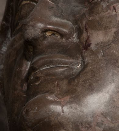 Zdjęcie nr 19: Nagrobek Grzegorza i Katarzyny Branickich znajduje się w kaplicy rodowej pod wezwaniem Najświętszej Marii Panny, na ścianie południowej, naprzeciwko wejścia. Składa się z trójosiowego cokołu i potrójnej filarowo-kolumnowej arkady z klęczącymi postaciami zmarłych po bokach adorujących znajdującą się pośrodku scenę ze zmartwychwstałym Chrystusem ukazującym się niewiernemu Tomaszowi. Całość wieńczy półkolista arkada z herbami Gryf i Kotwicz i tablicami inskrypcyjnymi. 
Dolna część artykułowa lizenami ozdobionymi motywami kandelabrowymi. W polu środkowym czaszka ze skrzyżowanymi piszczelami z inskrypcją w górnej i dolnej części: „POWIEDZ SVIETA [M]ADROSCI IESLI ZE SMIERC ZIWA / CZI MARTWA IESLI MARTWA CZEMV ZIWĄ BIWA / MALOWANA A IESLI ZIWA SMIERCIĄ CZEMV / ZOWIĄ IĄ NAD TO ZYWOT PRZECZ BIERZE KOZI/DEMV / TA IEST NA TWE PITANIE ODPOWIEC PRAWDZIWA / GDI TI ZYESZ SMIERC MARTVA GDY VMIERAS ZIWA / A IESLI ZLA CZI DOBRA CHCZES WIEDZIEC LI O TYM / IAKIS SĄM TAKĄ SMIELE SMIERC MIEĆ BĘDZIESZ PO TYM”. Na lewym polu inskrypcja „CO ZA DZIW ZEM POPIOLEM / WIEDZCIE ZESCIE WY / IAKO IA TENZE POPIOL, TO / IEDNO ZE ZYWY / BO GDIM SIĘ W PROCH ROSSIPAL / DOPIROM PRAWDZIWIE DOSZEDL, ZE CZLOWIEK TYMZE / PROCHEM CHOCIA ZYWIE / PATRZ ZE ZYWY POPIELIE A / TO POMNI SOBIE / ZES NA SWIECIE POPIOLEM / POPIOLEM I W GROBIE / A ZASZ NIEWIES CZYMEM BYL / A TERAZEM IAKI / OGLIANDAI, VWAZAIACZ ZE / SAM BEDZIESZ TAKI / BYLEM TERAS MIE NIE MASZ / IAK BIM TISZ NA SWIECIE / NIE BYL WY DZIS IESTESCIE / IUTRO NIEBEDZIECIE”. W polu cokołu „KTO TV LEZY POBOZNOSC / CNOTA OBYCZAIE / IAKICH NIERYCHLO VIZRĄ / BLISKO LEGLE KRAIE / IAKOSZ IE TAK MALY KĄT / MOGL ZACHOWAC W SOBIE / CZOSZ ALBO CNOTI LVCZKIE / GRZEBIĄ SCZIALEM W GROBIE / TILKOC TV CIALO LIEZY LIECZ / DVSZA W PRZESTRONE / NIEBIESKIE GMACHI WESŁA / KĘDI NIEZLICZONE / LATA POWIEDZIE. CZEMV IZE / MATKĄ BYLA / NIERZKAC POTOMSTWV ALIE / I SIROTOM SILA / TAKCI ZYWOT ZYWOTEM BYWA ZAKVPIONY / DOBRI FRIMARK DAC PLOCHI / ZA ON NIESKONCZONY”. Cokół zamyka wąski, silnie wysunięty gzyms z kimationem jońskim.
Trójosiowy podział nagrobka jest zachowany w partii środkowej, składającej się z trzech arkadowych wnęk, z których środkowa ujęta jest wolnostojącymi kolumnami jońskimi pokrytymi spiralnie ułożonymi pasami z motywem wici roślinnej, a sąsiednie od zewnątrz flankowane filarami pokrytymi motywami kandelabrowymi. W niezbyt głębokich niszach, których podniebienia zdobią kasetony z rozetami w kluczach uskrzydlone główki aniołków umieszczono wykonane w marmurze pińczowskim płaskorzeźby Chrystusa Zmartwychwstałego i adorujących go zmarłych, Grzegorza i Katarzynę Branickich. 
Zbawiciel jest ujęty całopostaciowo, frontalnie, w niewielkim wykroku, z głową zwróconą lekko do klęczącego po prawej stronie św. Tomasza. Jego ciało jest smukłe, wąskie w ramionach, z zaznaczonymi żebrami i mięśniami, osłonięte przewiązaną na biodrach szatą i płaszczem na lewym ramieniu. Chrystus ma pociągłą twarz, o wysokim czole, szerokich kościach policzkowych, wydatnym nosie i z głębokimi oczodołami. Przedstawiony został z długimi wąsami i brodą oraz opadającymi na ramiona, kręconymi włosami. W lewej ręce trzyma chorągiew i podtrzymuje szatę, a prawą rękę ma opuszczoną ku dołowi. 
Święty Tomasz ukazany jest z profilu, w szacie podwójnie przewiązanej w pasie sznurem i przerzuconym przez lewe ramie płaszczem. Twarz z brodą i długimi włosami, odwrócona w stronę Chrystusa. Do góry unosi również prawą rękę, zachowaną tylko do łokcia, lewą rękę trzyma ponad pasem. Figura mężczyzny wyrzeźbiona w kamieniu, polichromowana, przysłania wieniec z obłoków i uskrzydlonych głów puttów otaczający Chrystusa. 
Postacie stoją na podwójnym postumencie. W jego górnej części wyryto sentencję łacińską na prostokątnej tablicy umieszczonej w ozdobnym kartuszu, z zawiniętym spiralnie wycięciem krawędzi górnej i z dodaną w krawędzi dolnej główką uskrzydlonego putta. Napis na postumencie: „PER QVEM ET NOS / RESVRGERE DEVOTA / MENTE, CREDIMVS”. Na płycie poniżej płaskorzeźbione, leżące na prawym boku putto podpierające głowę na prawej ręce, natomiast w lewej trzymające klepsydrę. Nagie ciało, lekko przysłonięte draperią, spoczywa na poduszce z dwoma pomponami. Prawa noga jest wyprostowana, lewa zgięta w kolanie. Twarz pucołowata, z otwartymi oczami, otoczona gęstymi puklami loków. Przed dzieckiem leży czaszka. Nad nim znajduje się grawerowany kartusz z napisem: „HODIE MIHI / CRAS TIBI”. 
W arkadzie po lewej stronie przedstawiony został w trzech czwartych, zwrócony ramionami do widza Grzegorz Branicki. Postać klęczy na poduszce, szerokie dłonie złożone ma razem na piersiach, a głowę lekko uniesioną. Twarz Branickiego o pociągłych rysach, szerokich kościach policzkowych i dużych oczach, z wysokim czołem przysłoniętym zaczesanymi do przodu włosami. Ukazany z wąsami i długą, pofalowaną brodą. Ubrany jest w pełną, dekorowaną zbroję, spod której wystaje jaka i nogawice. Na szyi zawieszony łańcuch, a u stóp ostrogi. Przy nogach Branickiego leżą rękawice i hełm z trzema piórami. Nad głową wznoszą się panoplia, złożone z okrągłej tarczy i skrzyżowanych miecza, szabli, buławy, łuku, kołczanu ze strzałami i włóczni.
Po lewej stronie arkadę wypełnia ujęta z profilu, postać klęczącej na dwóch kolanach Katarzyny Branickiej. Jest ubrana w długą szubę, opadającą sztywnymi, rozchodzącymi się fałdami, u dołu załamującymi się, które zasłaniają sylwetkę. Na głowie ma czepiec przysłaniający włosy i podwikę. Twarz o łagodnych rysach, z długim nosem, małymi ustami i lekko zadartym podbródkiem. Ręce złożone razem na piersiach. Na palcach wskazującym i serdecznym lewej dłoni pierścienie, a ponad nadgarstkiem czterokrotnie nawinięty różaniec. Ponad figurą płaskorzeźbione tondo z Matką Boską z Dzieciątkiem otoczonymi wieńcem obłoków. Maria siedzi, ubrana w długą suknię, z welonem na głowie, z płaszczem zarzuconym na ramiona, którym lekko okrywa nagie Dzieciątko.
Zwieńczenie nagrobka o brzegach inkrustowanych marmurowymi kołami i elipsami, ujęte ornamentalnymi uszami, jest zakończone pasem z zawijającymi się do środkami kartuszami i równolegle ułożonymi liśćmi akantu. Tympanon wypełnia dekoracja złożona z czterech kartuszy: dwóch owalnych na tle paludamentu, zwieńczonych uskrzydloną główką anioła z godłami herbów Gryf i Kotwicz i dwóch podłużnych z inskrypcjami. Na tablicy po lewej stronie inskrypcja: „MAGNIFICO D(OMI)NO GREGORIO A RUSCA BRANICZKI OLIM VENA/TORI ET BURGRABIO CRAC(OVIENSI) CAPITANEO NIEPOŁOMIECEN(SI) VIRO / INTEGERRIMO DE REGIBVS SVIS ET RE PVB(LICA) BENE MERITO RELIGIO/NIS CATHOLICE AMANTISSIMO AMICIS FIDELISSIMO, OMNIBVS AFFABI/LI ET BENIGNO JOANNES A RUSCA BRANICZKI VENATOR CRACO(VIENSIS) CAPITANEVS NIEPOŁOMICEN(SI) MESTVS FILIUS PARENTI CHA/RISSIMO POSVIT OBYT 9 MAII A(NNO) D(OMINI) 1595 AETATIS SUE 60”. Napis wykuty po prawej stronie: “MAGNIFICAE D(OMI)NE CATHARINAE MAGNIFICI OLIM D(OMI)NI AUGUSTINI / KOTFICZ D(OMINI) SIGISMVNDI I POLONIAE REGIS STABVLI PREFECTI / VEXILIFERISQUE CURIE ET BURGRABY CRACO(VIENSIS) FILIE MATRONAE / LECTISSIME QVE CVM PVDORE ET MORVM MIRA ELEGANTIA / MARITI SUMMUM AMOREM VIRTUTE ET MODESTIA OMNIVM BENE/VOLENTIAM MERVISSET ACERBISSIMA MORTE AB OCVLIS EREPTA EST / IDEM FILIUS MATRI AMANTISSIME CVM LACRIMIS POSVIT. OBYT / 8 OCTOBRIS A(NNO) D)OMINI) 1588 AETATIS SUE 38". 
