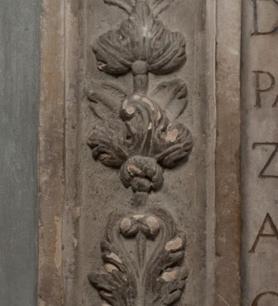 Zdjęcie nr 18: Nagrobek Grzegorza i Katarzyny Branickich znajduje się w kaplicy rodowej pod wezwaniem Najświętszej Marii Panny, na ścianie południowej, naprzeciwko wejścia. Składa się z trójosiowego cokołu i potrójnej filarowo-kolumnowej arkady z klęczącymi postaciami zmarłych po bokach adorujących znajdującą się pośrodku scenę ze zmartwychwstałym Chrystusem ukazującym się niewiernemu Tomaszowi. Całość wieńczy półkolista arkada z herbami Gryf i Kotwicz i tablicami inskrypcyjnymi. 
Dolna część artykułowa lizenami ozdobionymi motywami kandelabrowymi. W polu środkowym czaszka ze skrzyżowanymi piszczelami z inskrypcją w górnej i dolnej części: „POWIEDZ SVIETA [M]ADROSCI IESLI ZE SMIERC ZIWA / CZI MARTWA IESLI MARTWA CZEMV ZIWĄ BIWA / MALOWANA A IESLI ZIWA SMIERCIĄ CZEMV / ZOWIĄ IĄ NAD TO ZYWOT PRZECZ BIERZE KOZI/DEMV / TA IEST NA TWE PITANIE ODPOWIEC PRAWDZIWA / GDI TI ZYESZ SMIERC MARTVA GDY VMIERAS ZIWA / A IESLI ZLA CZI DOBRA CHCZES WIEDZIEC LI O TYM / IAKIS SĄM TAKĄ SMIELE SMIERC MIEĆ BĘDZIESZ PO TYM”. Na lewym polu inskrypcja „CO ZA DZIW ZEM POPIOLEM / WIEDZCIE ZESCIE WY / IAKO IA TENZE POPIOL, TO / IEDNO ZE ZYWY / BO GDIM SIĘ W PROCH ROSSIPAL / DOPIROM PRAWDZIWIE DOSZEDL, ZE CZLOWIEK TYMZE / PROCHEM CHOCIA ZYWIE / PATRZ ZE ZYWY POPIELIE A / TO POMNI SOBIE / ZES NA SWIECIE POPIOLEM / POPIOLEM I W GROBIE / A ZASZ NIEWIES CZYMEM BYL / A TERAZEM IAKI / OGLIANDAI, VWAZAIACZ ZE / SAM BEDZIESZ TAKI / BYLEM TERAS MIE NIE MASZ / IAK BIM TISZ NA SWIECIE / NIE BYL WY DZIS IESTESCIE / IUTRO NIEBEDZIECIE”. W polu cokołu „KTO TV LEZY POBOZNOSC / CNOTA OBYCZAIE / IAKICH NIERYCHLO VIZRĄ / BLISKO LEGLE KRAIE / IAKOSZ IE TAK MALY KĄT / MOGL ZACHOWAC W SOBIE / CZOSZ ALBO CNOTI LVCZKIE / GRZEBIĄ SCZIALEM W GROBIE / TILKOC TV CIALO LIEZY LIECZ / DVSZA W PRZESTRONE / NIEBIESKIE GMACHI WESŁA / KĘDI NIEZLICZONE / LATA POWIEDZIE. CZEMV IZE / MATKĄ BYLA / NIERZKAC POTOMSTWV ALIE / I SIROTOM SILA / TAKCI ZYWOT ZYWOTEM BYWA ZAKVPIONY / DOBRI FRIMARK DAC PLOCHI / ZA ON NIESKONCZONY”. Cokół zamyka wąski, silnie wysunięty gzyms z kimationem jońskim.
Trójosiowy podział nagrobka jest zachowany w partii środkowej, składającej się z trzech arkadowych wnęk, z których środkowa ujęta jest wolnostojącymi kolumnami jońskimi pokrytymi spiralnie ułożonymi pasami z motywem wici roślinnej, a sąsiednie od zewnątrz flankowane filarami pokrytymi motywami kandelabrowymi. W niezbyt głębokich niszach, których podniebienia zdobią kasetony z rozetami w kluczach uskrzydlone główki aniołków umieszczono wykonane w marmurze pińczowskim płaskorzeźby Chrystusa Zmartwychwstałego i adorujących go zmarłych, Grzegorza i Katarzynę Branickich. 
Zbawiciel jest ujęty całopostaciowo, frontalnie, w niewielkim wykroku, z głową zwróconą lekko do klęczącego po prawej stronie św. Tomasza. Jego ciało jest smukłe, wąskie w ramionach, z zaznaczonymi żebrami i mięśniami, osłonięte przewiązaną na biodrach szatą i płaszczem na lewym ramieniu. Chrystus ma pociągłą twarz, o wysokim czole, szerokich kościach policzkowych, wydatnym nosie i z głębokimi oczodołami. Przedstawiony został z długimi wąsami i brodą oraz opadającymi na ramiona, kręconymi włosami. W lewej ręce trzyma chorągiew i podtrzymuje szatę, a prawą rękę ma opuszczoną ku dołowi. 
Święty Tomasz ukazany jest z profilu, w szacie podwójnie przewiązanej w pasie sznurem i przerzuconym przez lewe ramie płaszczem. Twarz z brodą i długimi włosami, odwrócona w stronę Chrystusa. Do góry unosi również prawą rękę, zachowaną tylko do łokcia, lewą rękę trzyma ponad pasem. Figura mężczyzny wyrzeźbiona w kamieniu, polichromowana, przysłania wieniec z obłoków i uskrzydlonych głów puttów otaczający Chrystusa. 
Postacie stoją na podwójnym postumencie. W jego górnej części wyryto sentencję łacińską na prostokątnej tablicy umieszczonej w ozdobnym kartuszu, z zawiniętym spiralnie wycięciem krawędzi górnej i z dodaną w krawędzi dolnej główką uskrzydlonego putta. Napis na postumencie: „PER QVEM ET NOS / RESVRGERE DEVOTA / MENTE, CREDIMVS”. Na płycie poniżej płaskorzeźbione, leżące na prawym boku putto podpierające głowę na prawej ręce, natomiast w lewej trzymające klepsydrę. Nagie ciało, lekko przysłonięte draperią, spoczywa na poduszce z dwoma pomponami. Prawa noga jest wyprostowana, lewa zgięta w kolanie. Twarz pucołowata, z otwartymi oczami, otoczona gęstymi puklami loków. Przed dzieckiem leży czaszka. Nad nim znajduje się grawerowany kartusz z napisem: „HODIE MIHI / CRAS TIBI”. 
W arkadzie po lewej stronie przedstawiony został w trzech czwartych, zwrócony ramionami do widza Grzegorz Branicki. Postać klęczy na poduszce, szerokie dłonie złożone ma razem na piersiach, a głowę lekko uniesioną. Twarz Branickiego o pociągłych rysach, szerokich kościach policzkowych i dużych oczach, z wysokim czołem przysłoniętym zaczesanymi do przodu włosami. Ukazany z wąsami i długą, pofalowaną brodą. Ubrany jest w pełną, dekorowaną zbroję, spod której wystaje jaka i nogawice. Na szyi zawieszony łańcuch, a u stóp ostrogi. Przy nogach Branickiego leżą rękawice i hełm z trzema piórami. Nad głową wznoszą się panoplia, złożone z okrągłej tarczy i skrzyżowanych miecza, szabli, buławy, łuku, kołczanu ze strzałami i włóczni.
Po lewej stronie arkadę wypełnia ujęta z profilu, postać klęczącej na dwóch kolanach Katarzyny Branickiej. Jest ubrana w długą szubę, opadającą sztywnymi, rozchodzącymi się fałdami, u dołu załamującymi się, które zasłaniają sylwetkę. Na głowie ma czepiec przysłaniający włosy i podwikę. Twarz o łagodnych rysach, z długim nosem, małymi ustami i lekko zadartym podbródkiem. Ręce złożone razem na piersiach. Na palcach wskazującym i serdecznym lewej dłoni pierścienie, a ponad nadgarstkiem czterokrotnie nawinięty różaniec. Ponad figurą płaskorzeźbione tondo z Matką Boską z Dzieciątkiem otoczonymi wieńcem obłoków. Maria siedzi, ubrana w długą suknię, z welonem na głowie, z płaszczem zarzuconym na ramiona, którym lekko okrywa nagie Dzieciątko.
Zwieńczenie nagrobka o brzegach inkrustowanych marmurowymi kołami i elipsami, ujęte ornamentalnymi uszami, jest zakończone pasem z zawijającymi się do środkami kartuszami i równolegle ułożonymi liśćmi akantu. Tympanon wypełnia dekoracja złożona z czterech kartuszy: dwóch owalnych na tle paludamentu, zwieńczonych uskrzydloną główką anioła z godłami herbów Gryf i Kotwicz i dwóch podłużnych z inskrypcjami. Na tablicy po lewej stronie inskrypcja: „MAGNIFICO D(OMI)NO GREGORIO A RUSCA BRANICZKI OLIM VENA/TORI ET BURGRABIO CRAC(OVIENSI) CAPITANEO NIEPOŁOMIECEN(SI) VIRO / INTEGERRIMO DE REGIBVS SVIS ET RE PVB(LICA) BENE MERITO RELIGIO/NIS CATHOLICE AMANTISSIMO AMICIS FIDELISSIMO, OMNIBVS AFFABI/LI ET BENIGNO JOANNES A RUSCA BRANICZKI VENATOR CRACO(VIENSIS) CAPITANEVS NIEPOŁOMICEN(SI) MESTVS FILIUS PARENTI CHA/RISSIMO POSVIT OBYT 9 MAII A(NNO) D(OMINI) 1595 AETATIS SUE 60”. Napis wykuty po prawej stronie: “MAGNIFICAE D(OMI)NE CATHARINAE MAGNIFICI OLIM D(OMI)NI AUGUSTINI / KOTFICZ D(OMINI) SIGISMVNDI I POLONIAE REGIS STABVLI PREFECTI / VEXILIFERISQUE CURIE ET BURGRABY CRACO(VIENSIS) FILIE MATRONAE / LECTISSIME QVE CVM PVDORE ET MORVM MIRA ELEGANTIA / MARITI SUMMUM AMOREM VIRTUTE ET MODESTIA OMNIVM BENE/VOLENTIAM MERVISSET ACERBISSIMA MORTE AB OCVLIS EREPTA EST / IDEM FILIUS MATRI AMANTISSIME CVM LACRIMIS POSVIT. OBYT / 8 OCTOBRIS A(NNO) D)OMINI) 1588 AETATIS SUE 38". 
